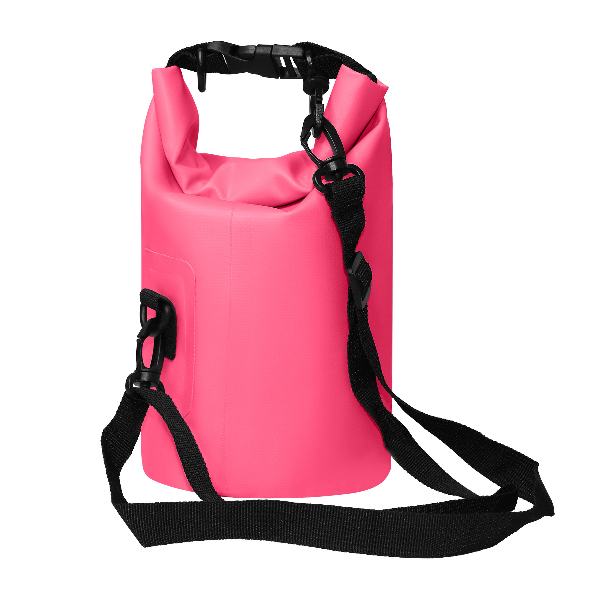 Bolsa rosa impermeable con correas y hebillas negras. Fondo blanco.