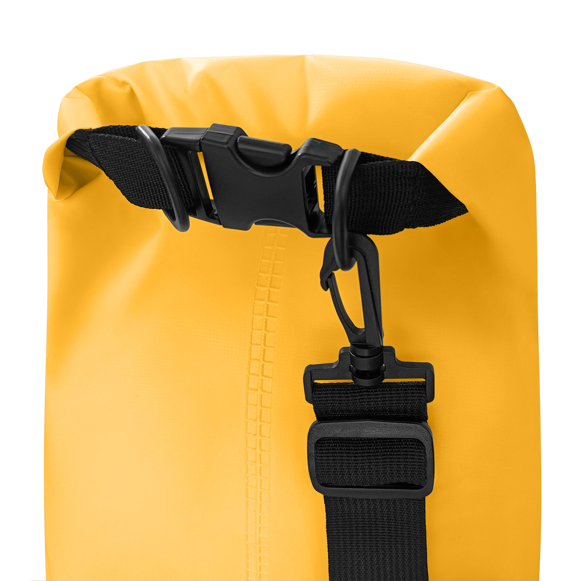 Primer plano de la hebilla y la correa negras de una bolsa impermeable amarilla. La bolsa está abierta.