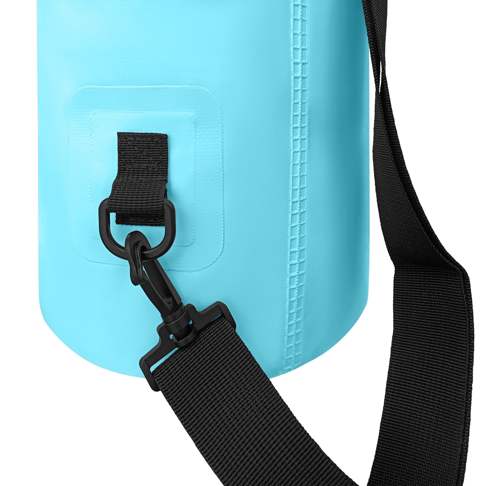 Primer plano de una bolsa seca azul con una correa negra y un clip negro. La bolsa es azul claro y tiene costuras.