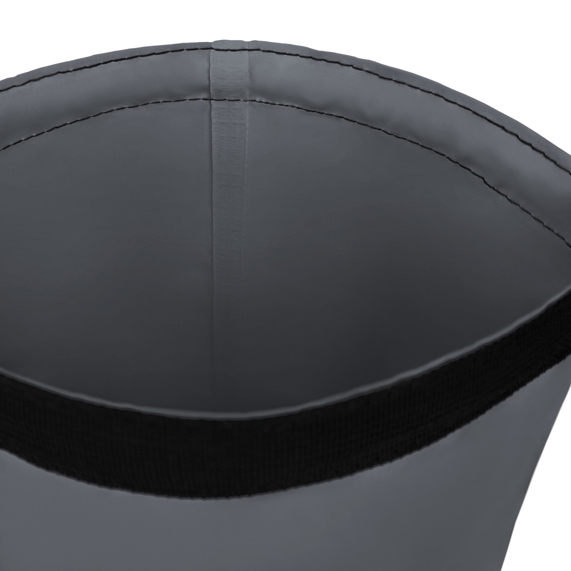 El interior de una bolsa gris con una correa negra.