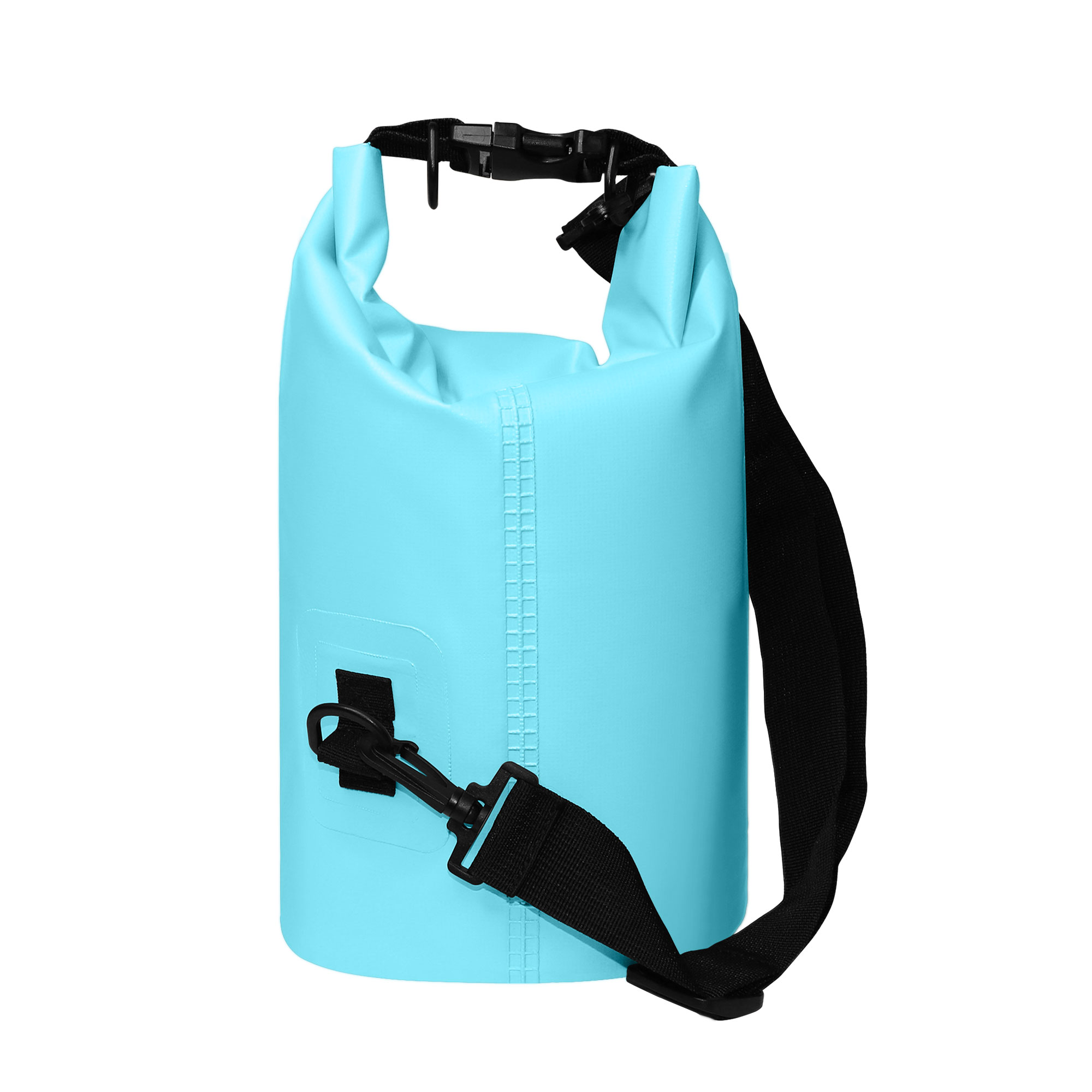 Una bolsa seca impermeable azul claro con una correa y hebilla negras, aislada sobre un fondo blanco.