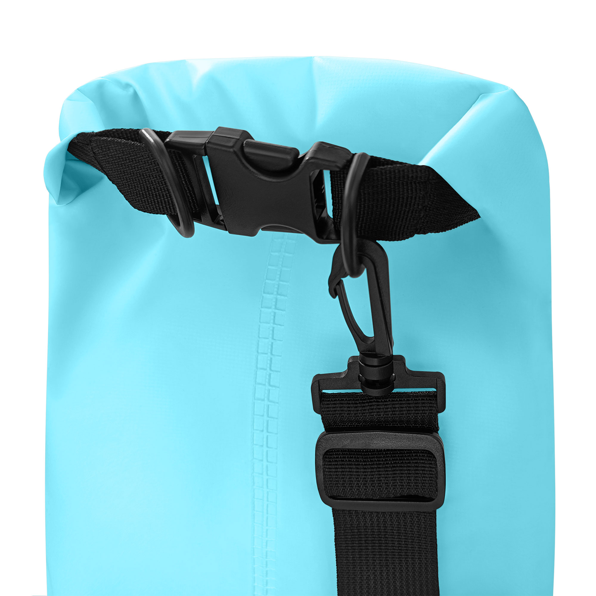 Bolsa impermeable azul con correas y hebilla negras. Fondo blanco.