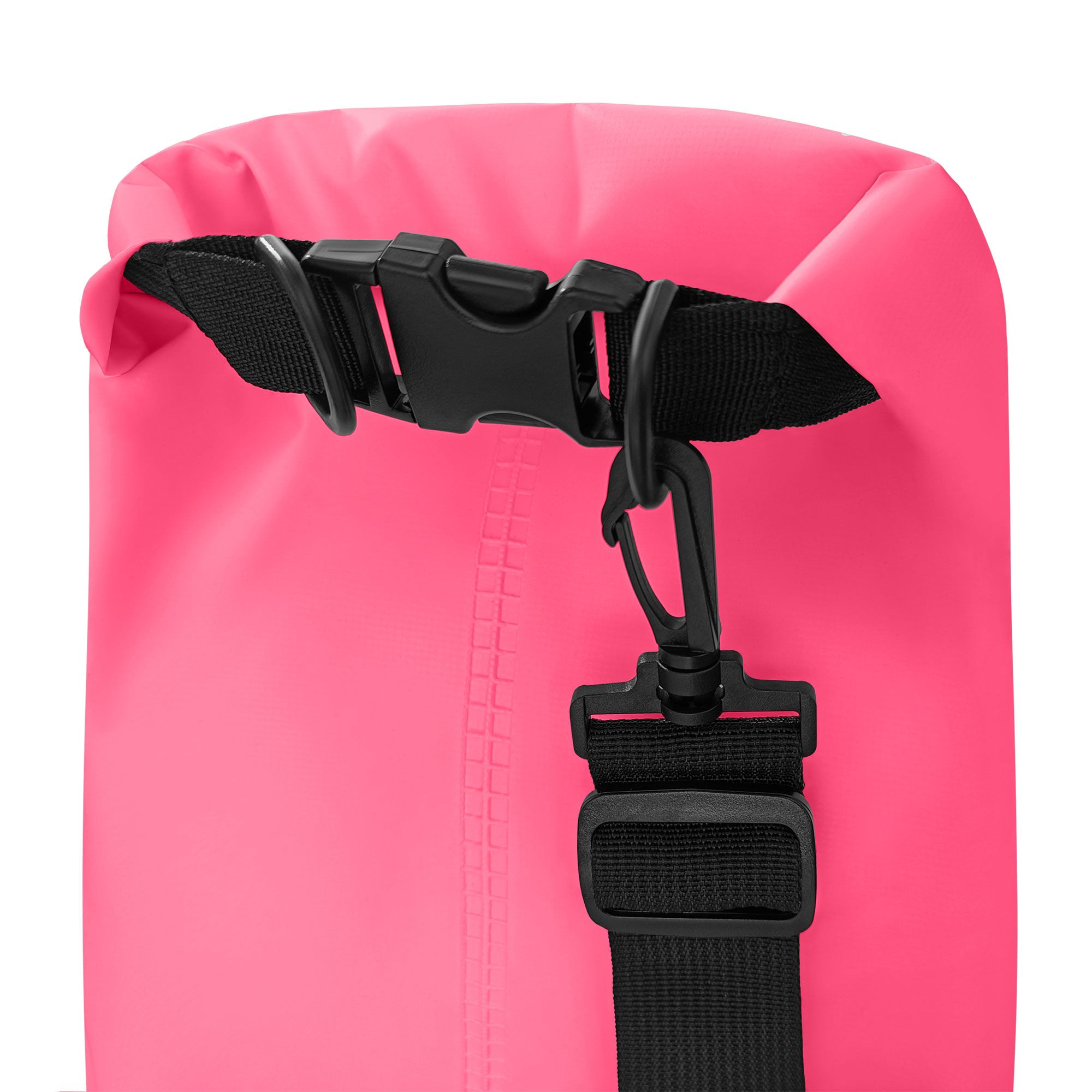 Bolsa rosa impermeable con correas y hebillas negras, toma de primer plano. La bolsa está cerrada.
