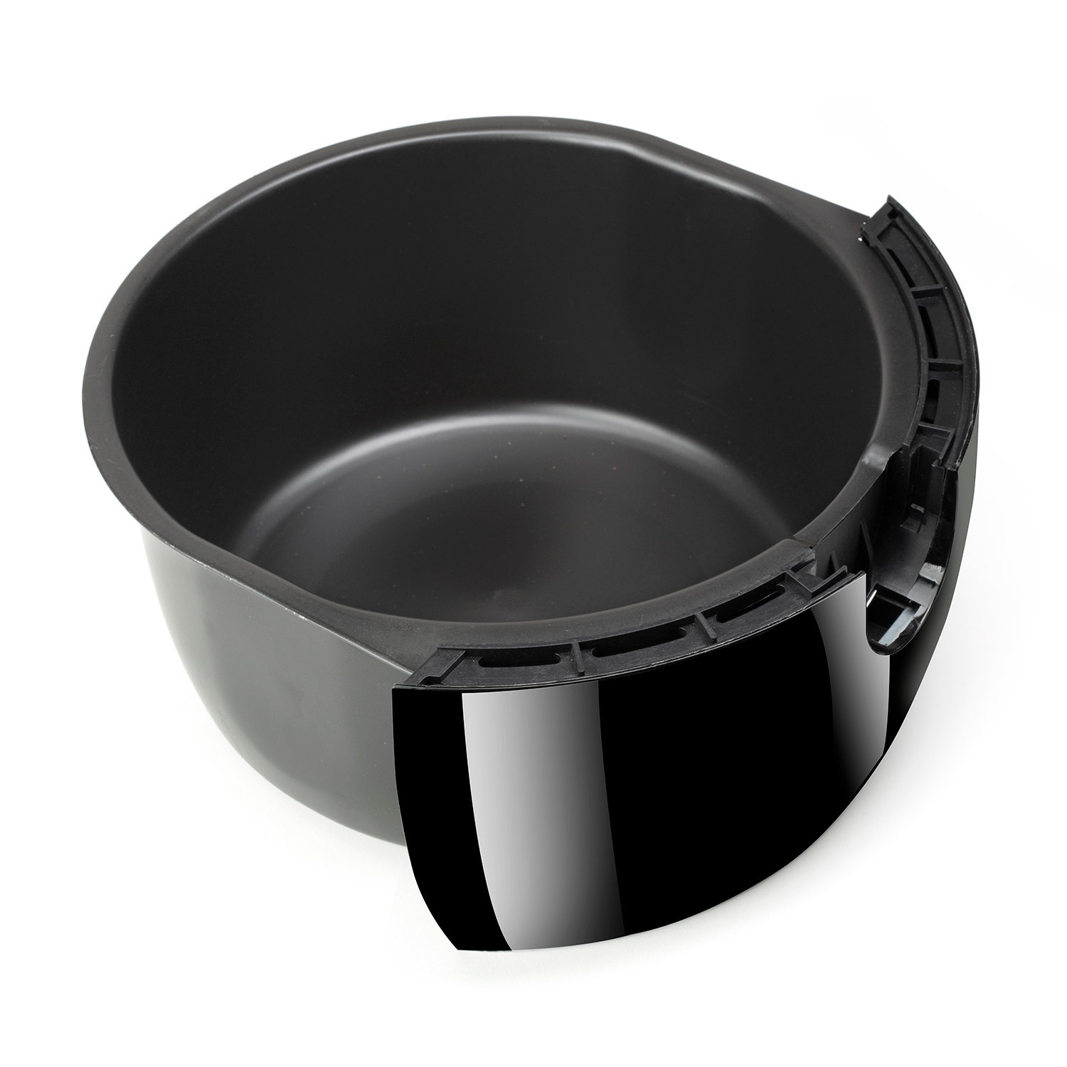 Czarny garnek do frytkownicy na białym tle, z odciętą jedną stroną.