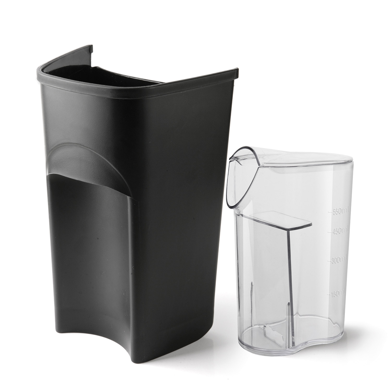 Contenedores de plástico negro y transparente. El negro tiene forma de cubo. El transparente es un vaso.