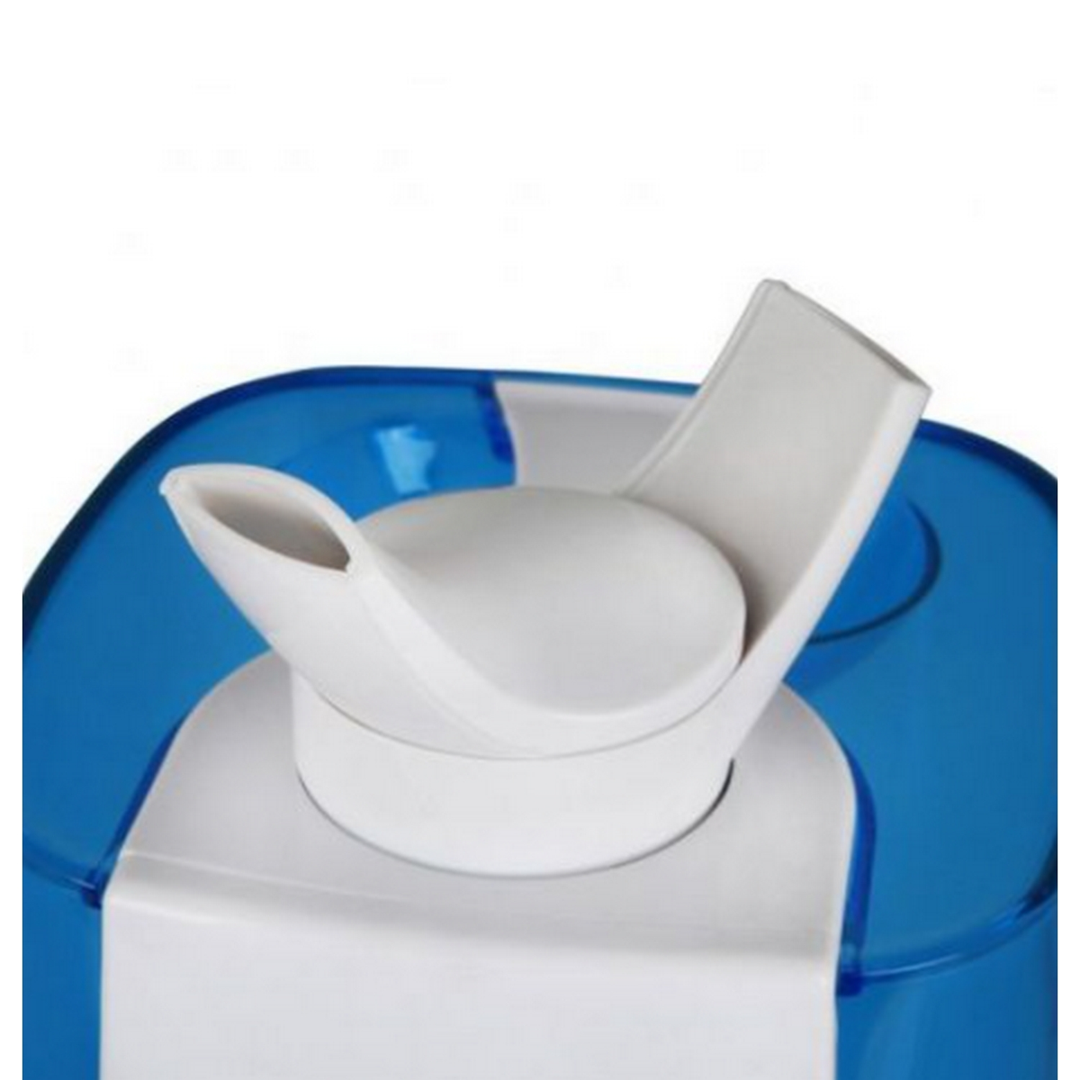 Zbliżenie białego, niebieskiego i przezroczystego otworu zbiornika na wodę nawilżacza.