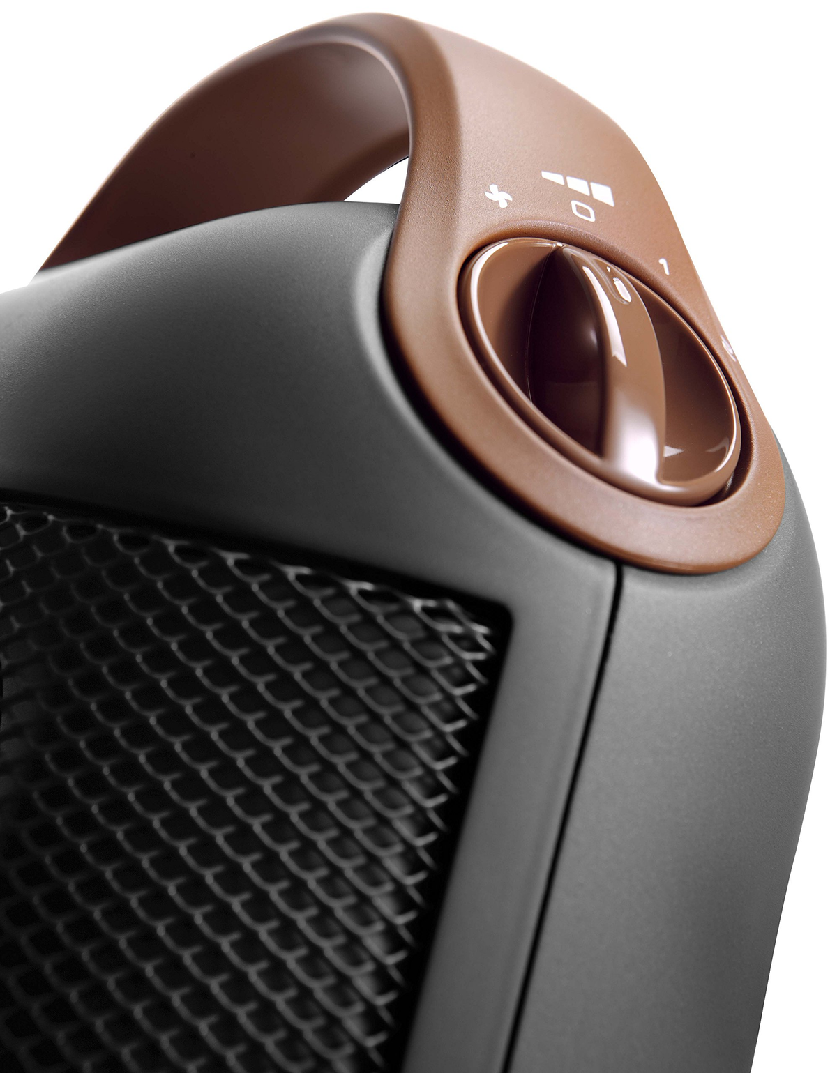 Biały grzejnik do ręczników z wyświetlaczem cyfrowym, zamontowany na ścianie.