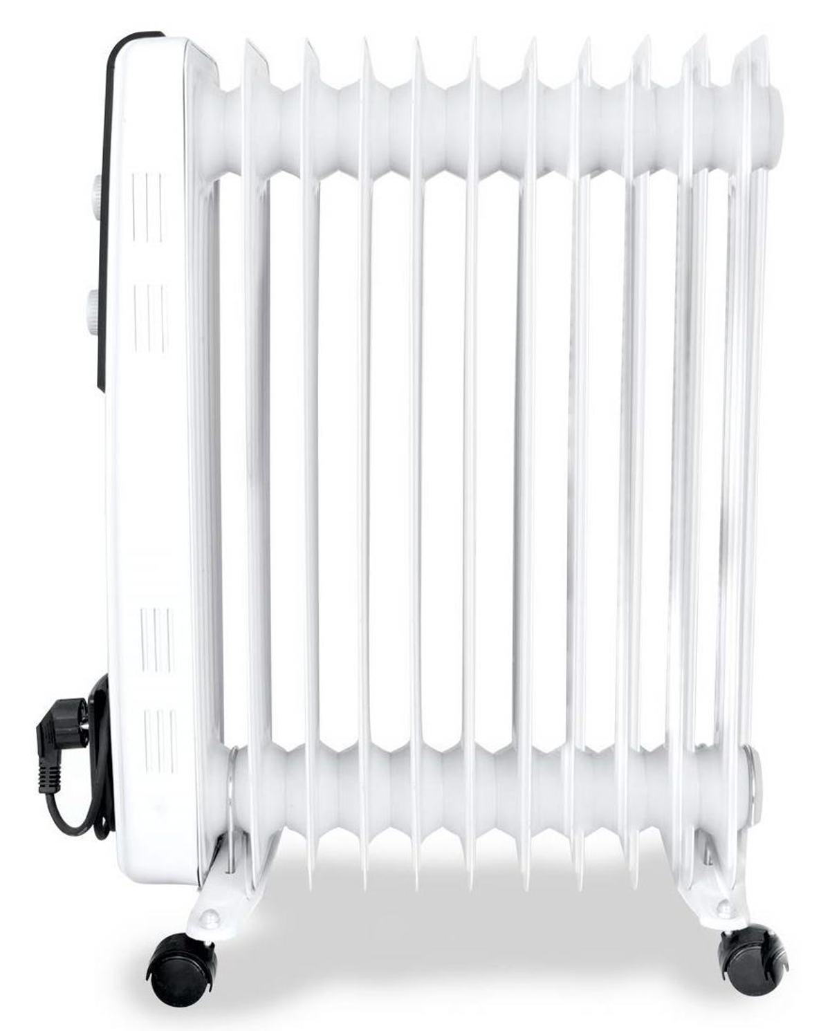 Biały grzejnik olejowy z czarnymi kółkami, czarnym kablem zasilającym i pokrętłami, na białym tle.