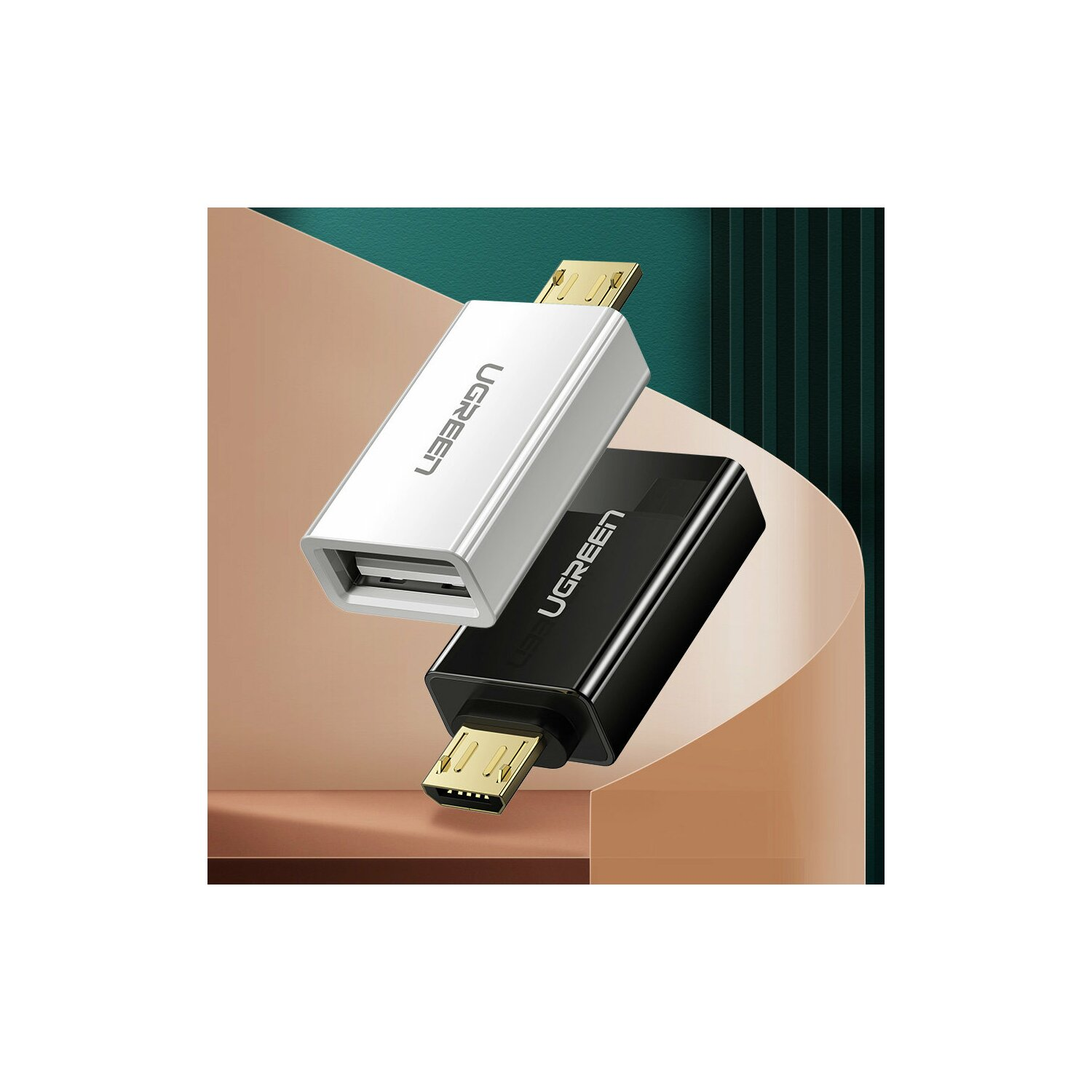 Zwei UGREEN USB-Adapter. Einer weiß, einer schwarz. Goldene USB-Anschlüsse. Schwebend vor weichem Hintergrund.