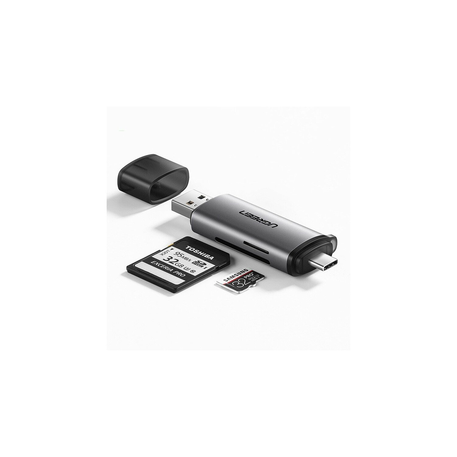 Czytnik kart USB-C z kartami SD i micro SD, na białym tle.