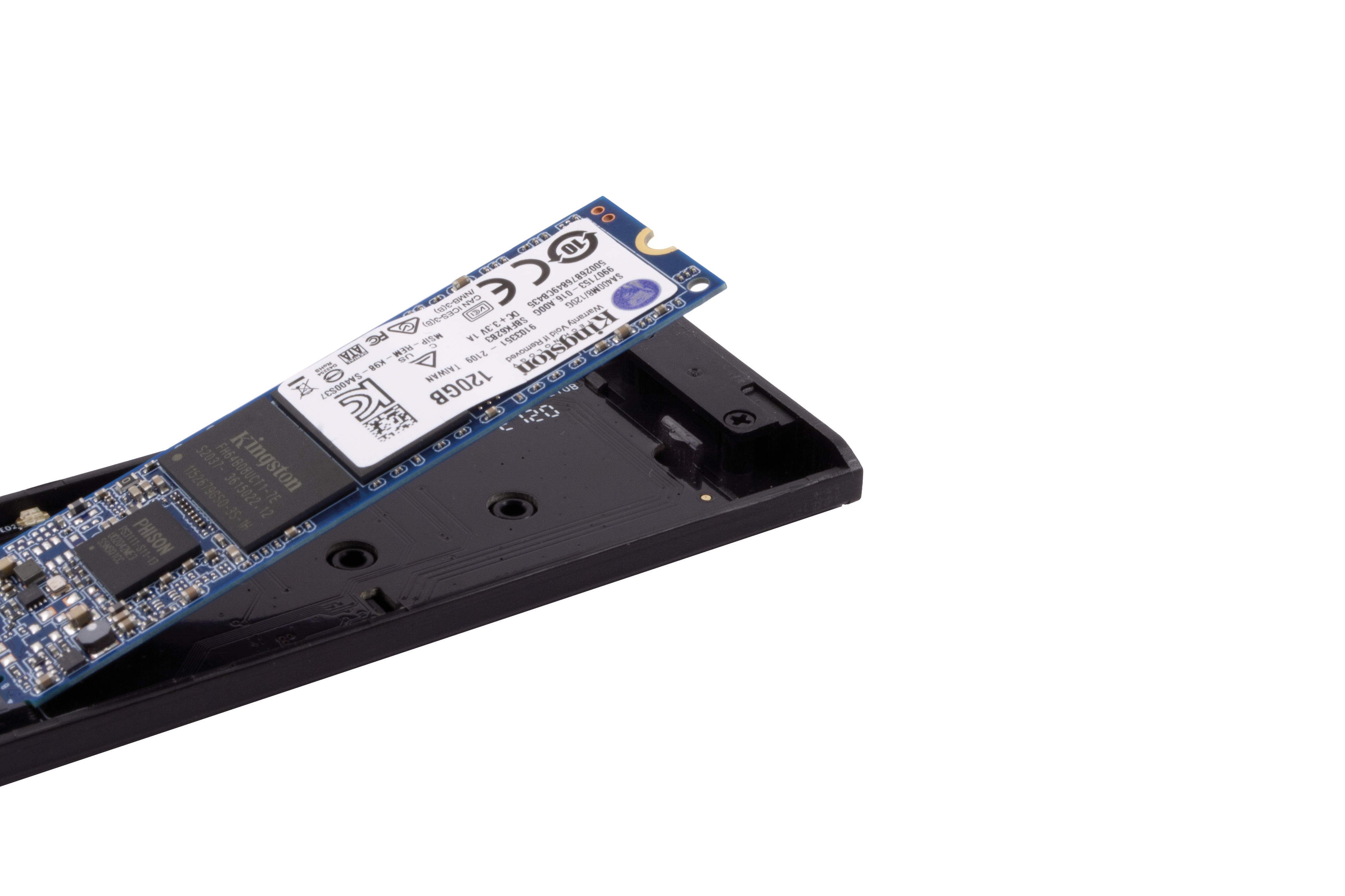Una tarjeta SSD Kingston en una carcasa negra. La tarjeta es azul con chips.