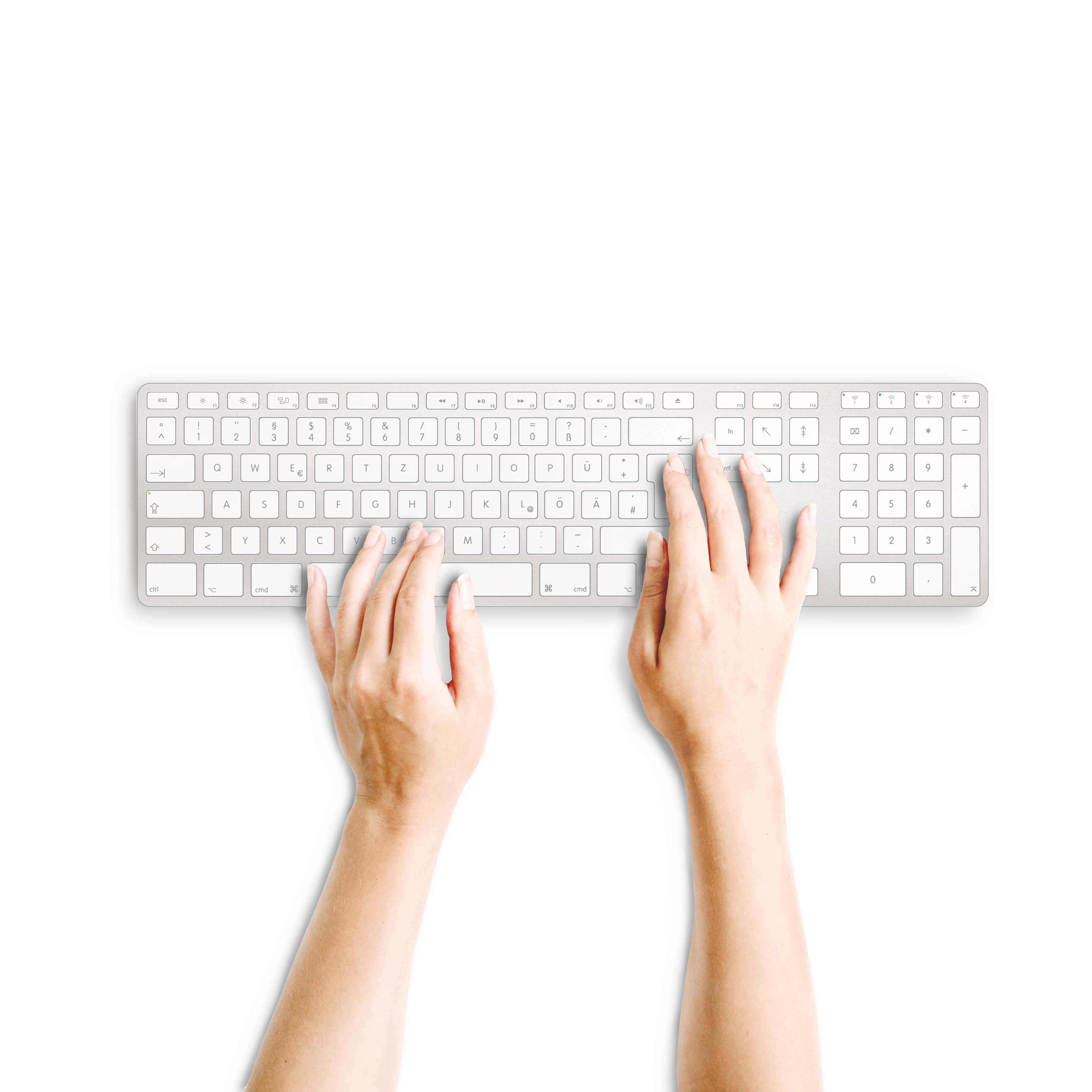 Hände tippen auf silberner Tastatur, Draufsicht auf weißem Hintergrund.