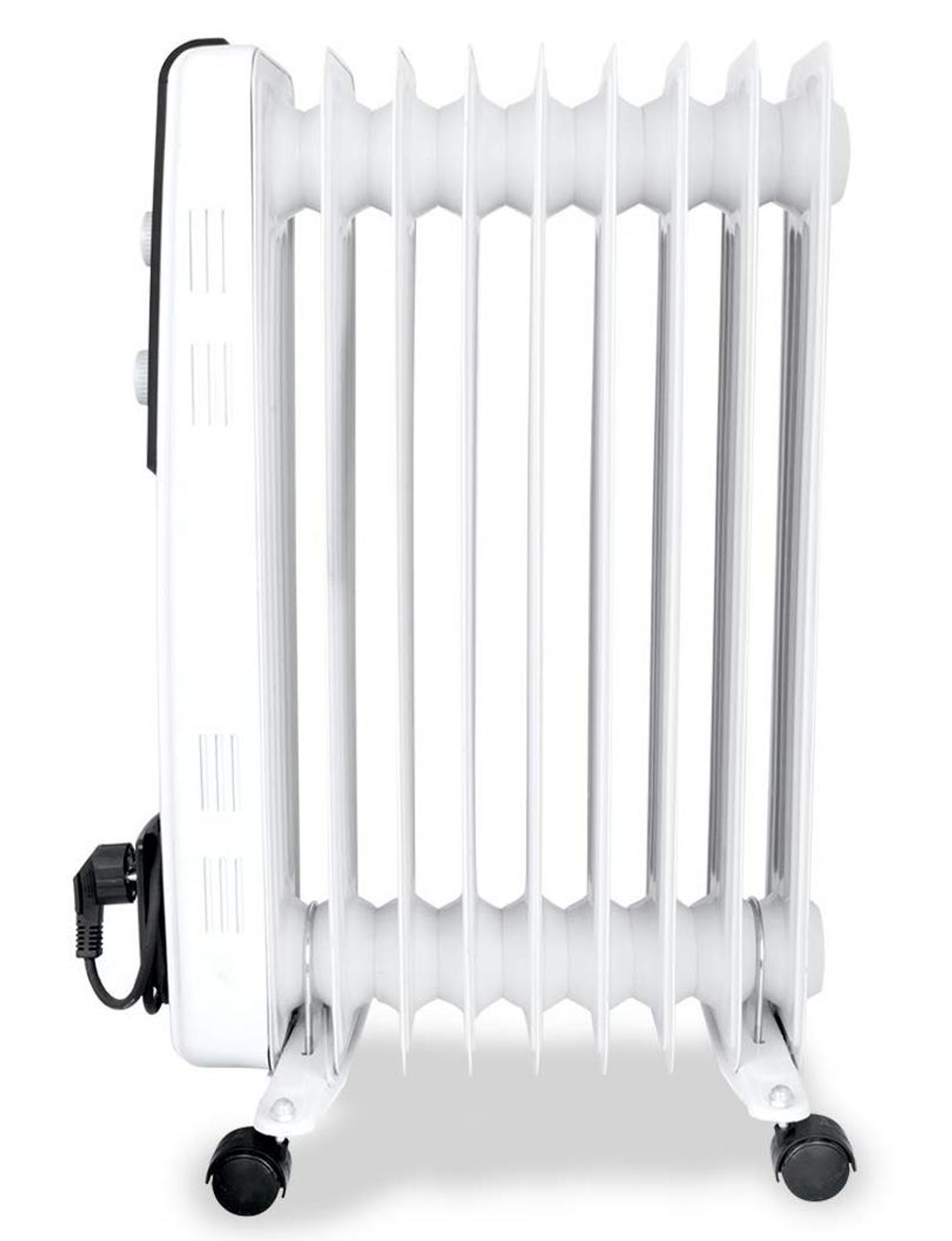 Biały grzejnik olejowy z kółkami. Posiada pionowe żeberka i panel sterowania.