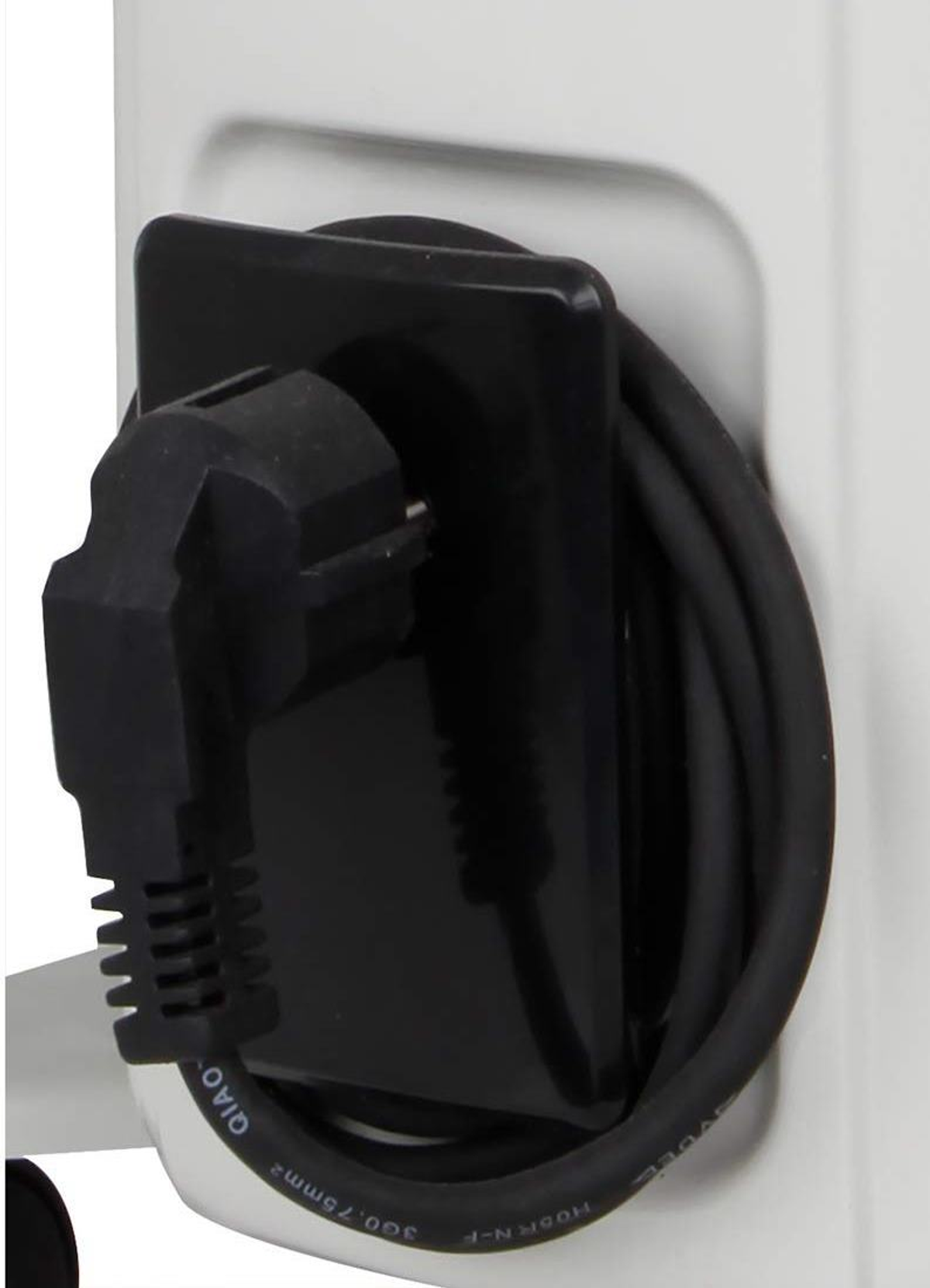 Czarna wtyczka i przewód podłączone do białego urządzenia.