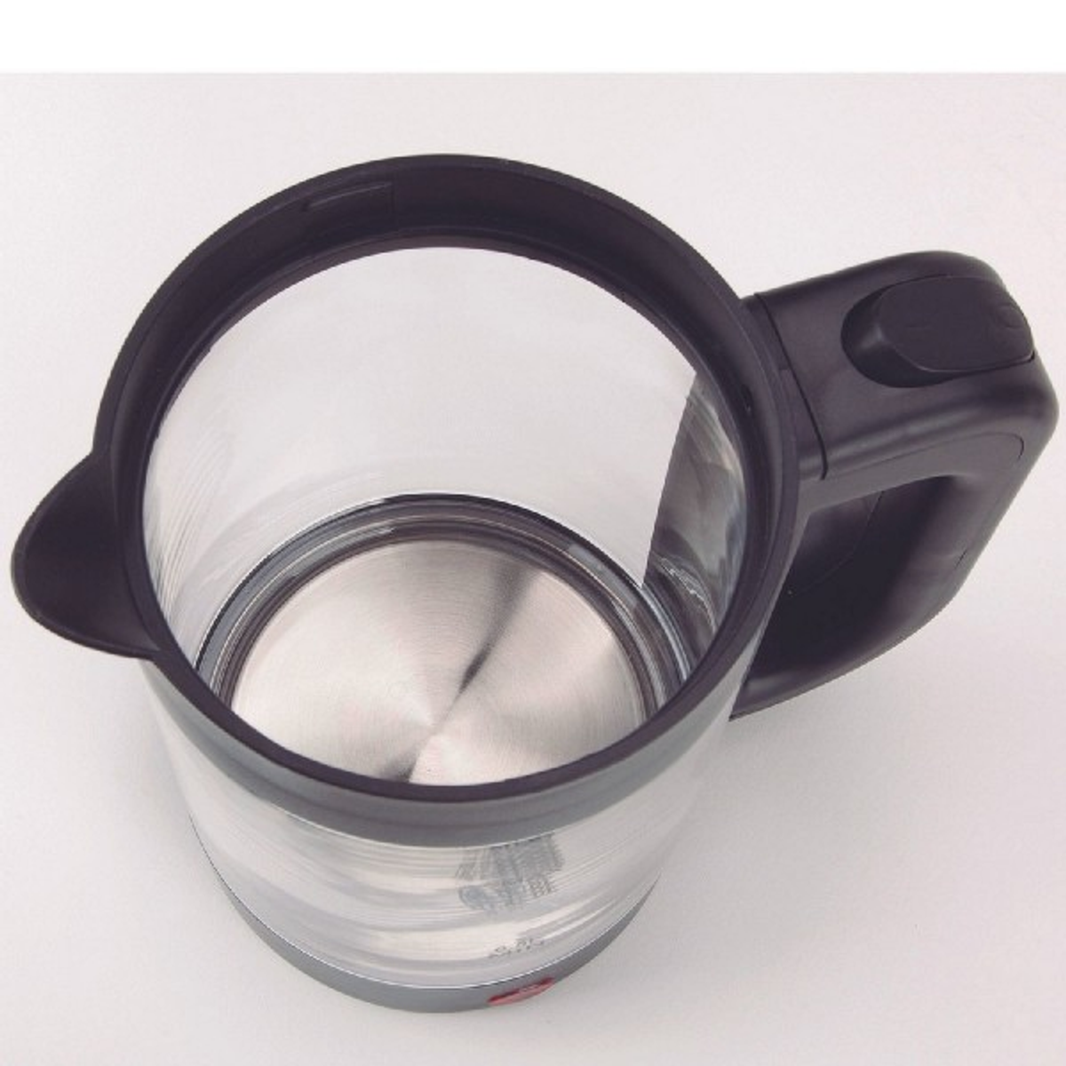 Un bollitore elettrico in vetro con manico nero e base in acciaio inox.