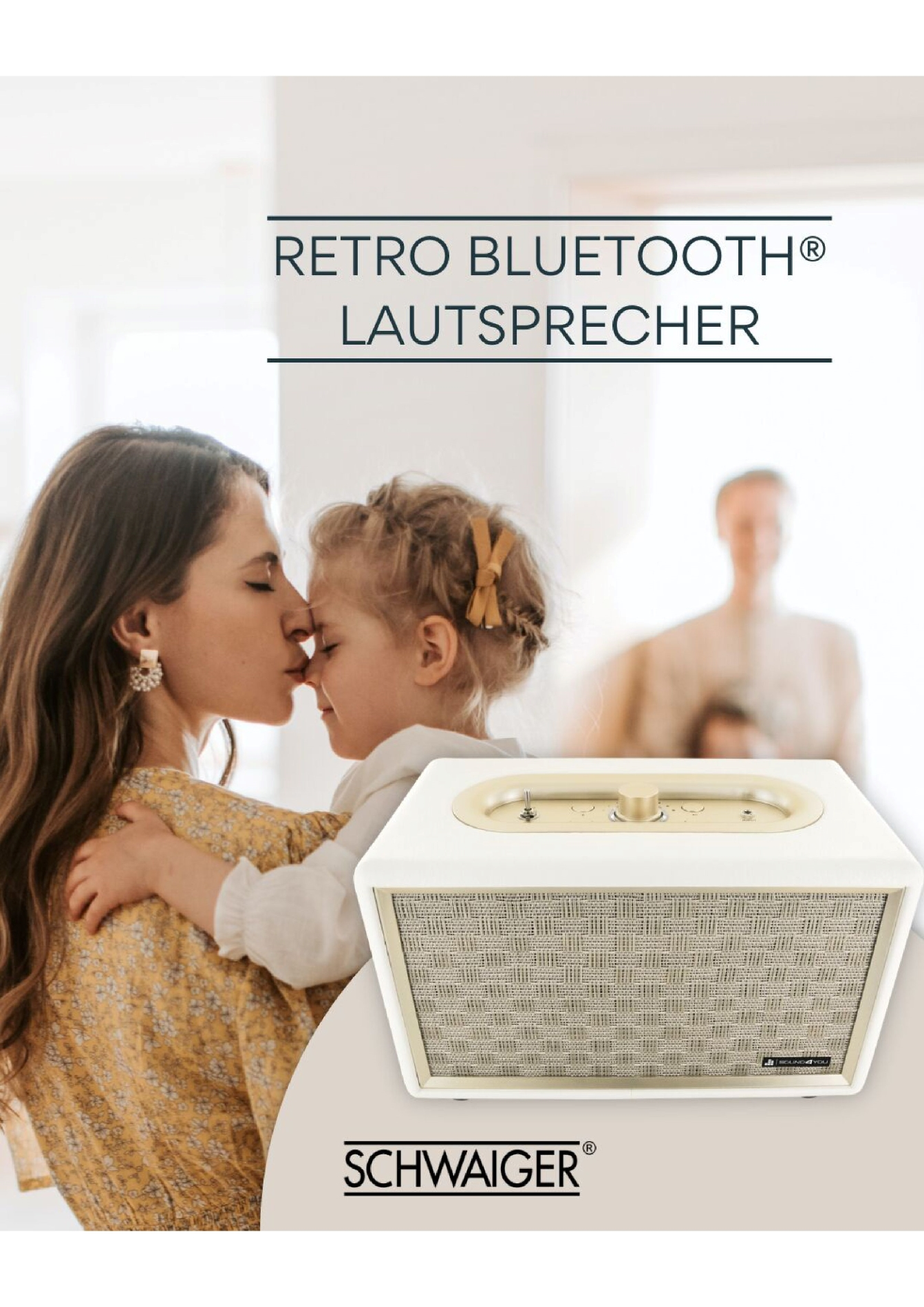 Mutter küsst ihre Tochter, im Vordergrund ein Lautsprecher im Vintage-Stil.