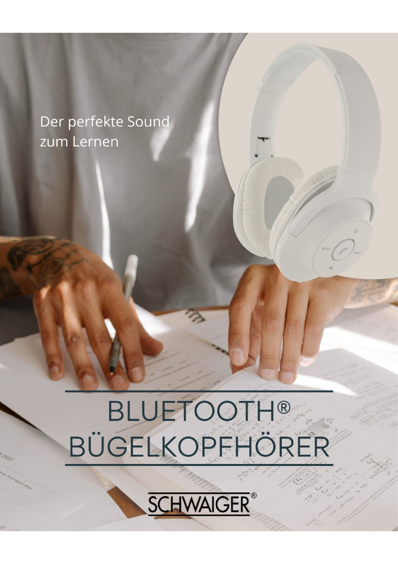Weiße Kopfhörer auf einem Tisch neben einem Stift und Papieren mit der Aufschrift 'Der perfekte Sound zum Lernen'.