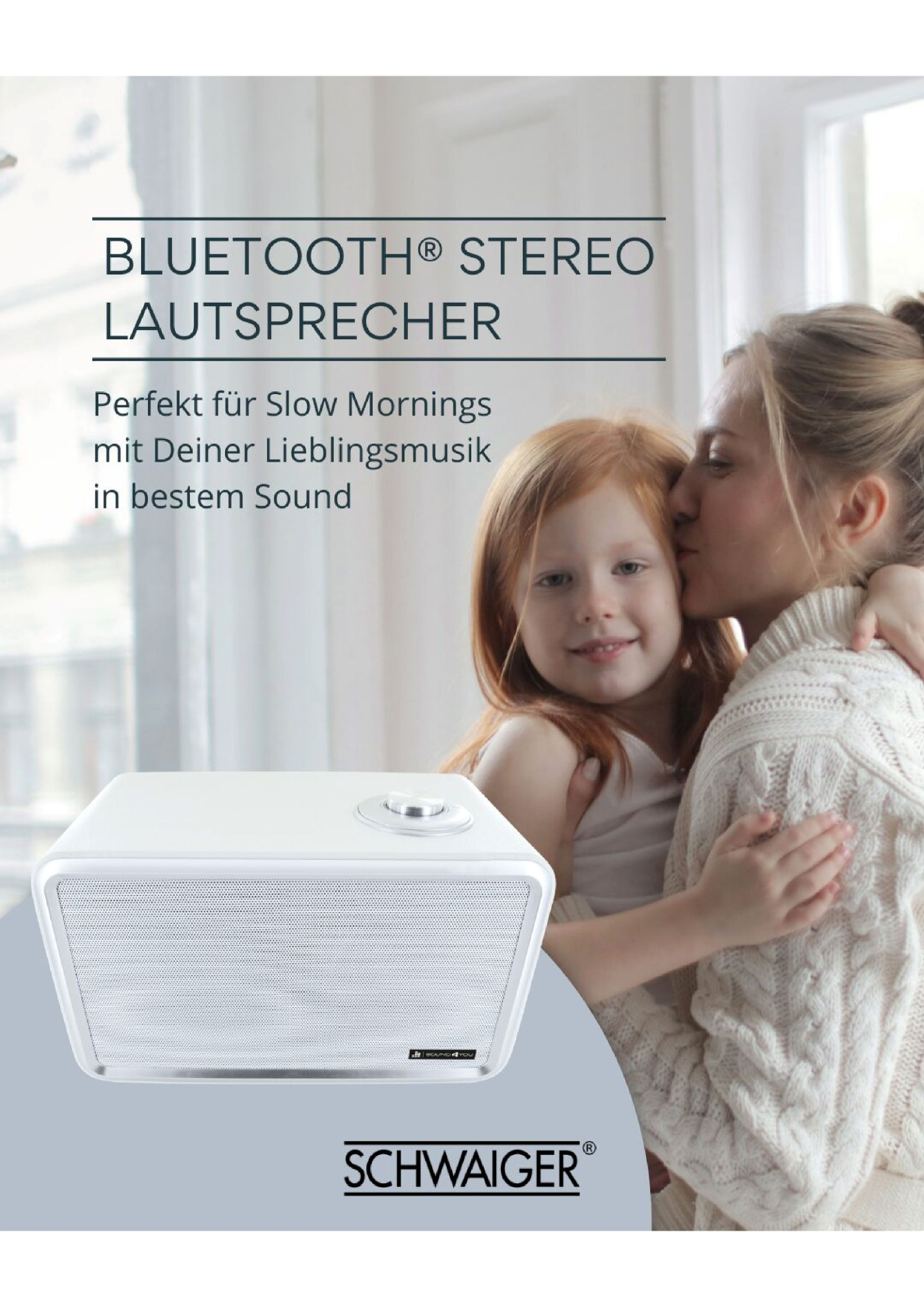 Ein weißer Bluetooth-Stereolautsprecher mit einer Frau, die ein Mädchen vor einem Fenster küsst.