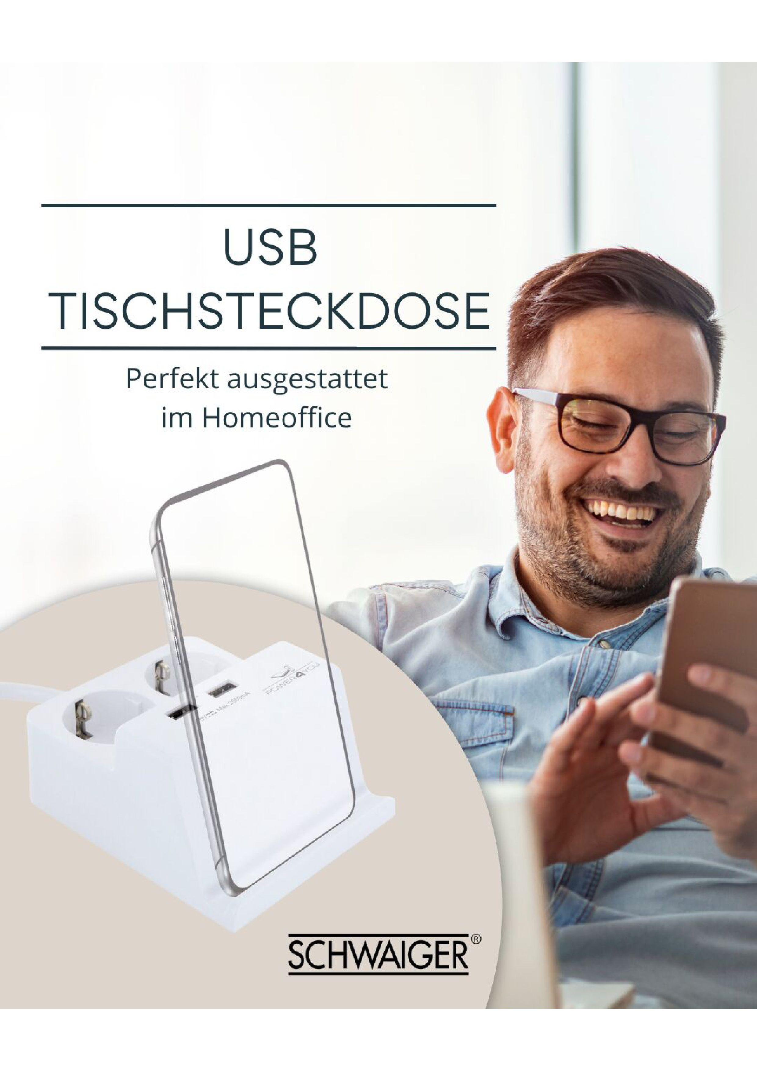 Ein Mann lächelt, während er ein Telefon hält. Eine weiße Ladestation befindet sich neben ihm.