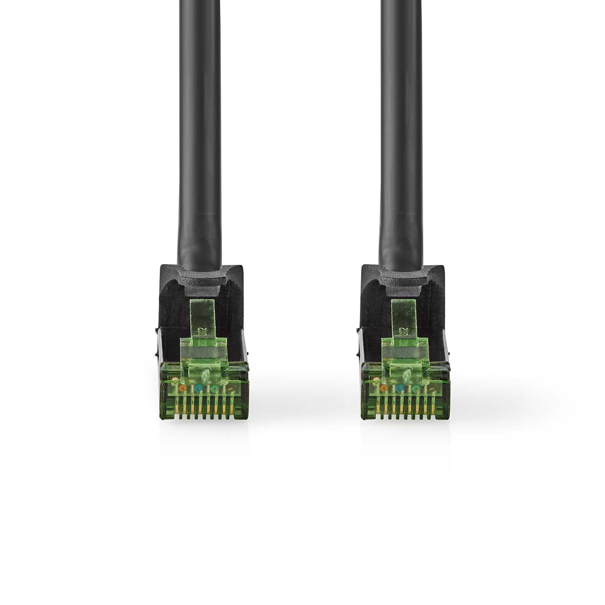 Due cavi ethernet neri con connettori verdi, sfondo bianco, primo piano.