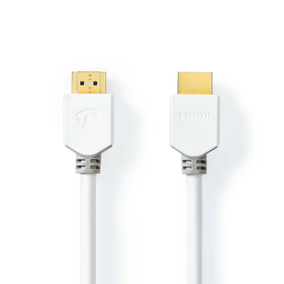 Zwei weiße HDMI-Kabel mit Steckern vor weißem Hintergrund.
