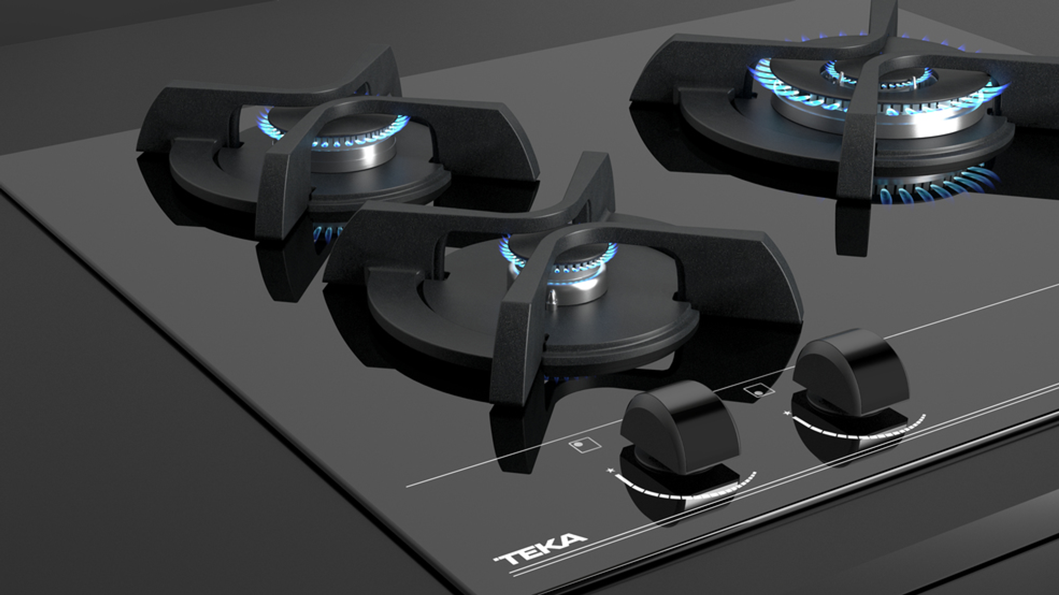 Zbliżenie czarnej szklanej płyty grzejnej z trzema palnikami. Widoczne niebieskie płomienie.