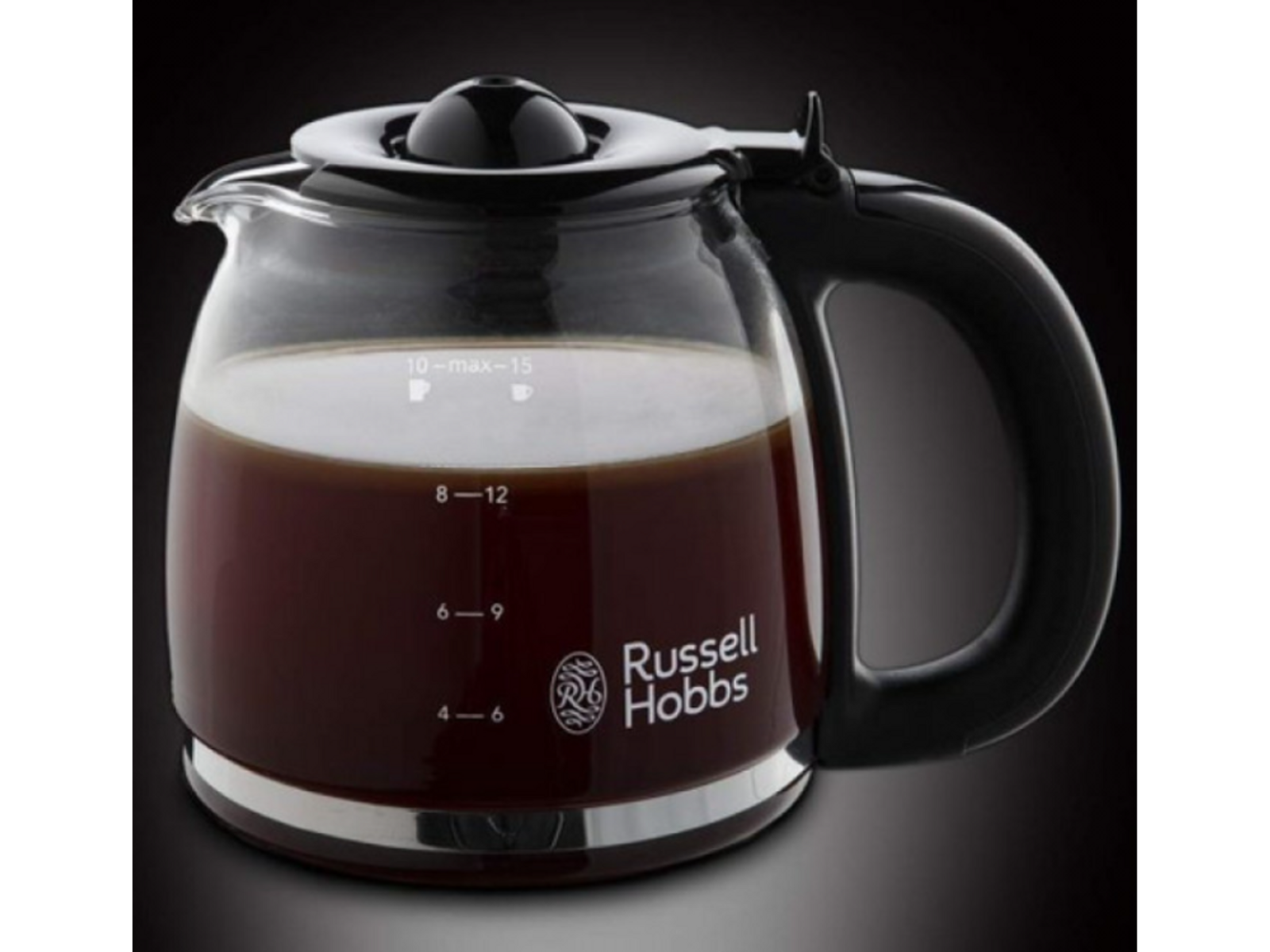 Szklana karafka do kawy z kawą w środku, czarna pokrywka, czarne tło.