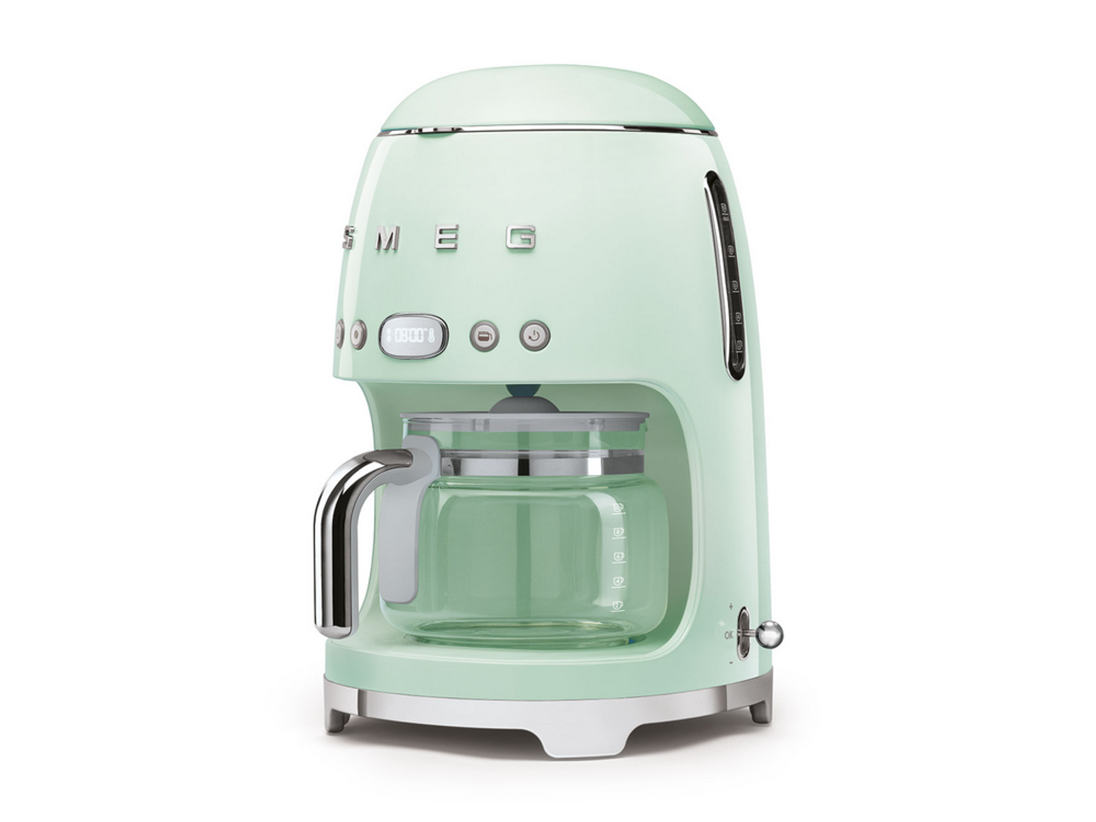 Miętowo-zielony ekspres do kawy ze szklaną karafką i chromowanymi akcentami. Białe tło.