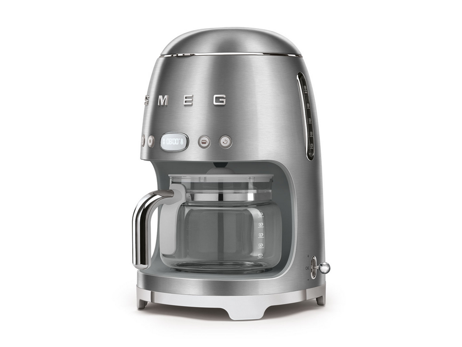 Srebrny ekspres SMEG z szklanym dzbankiem. Wyświetlacz cyfrowy, przyciski i uchwyt.