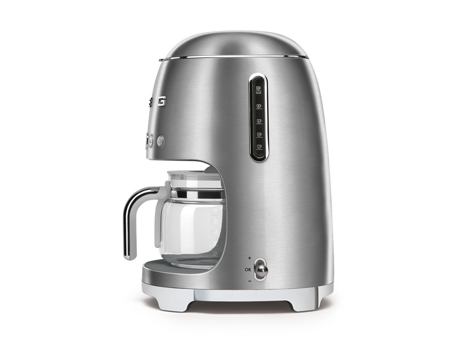 Srebrny ekspres do kawy Smeg. Ma szklaną karafkę i czarny panel ze wskaźnikami poziomu wody.