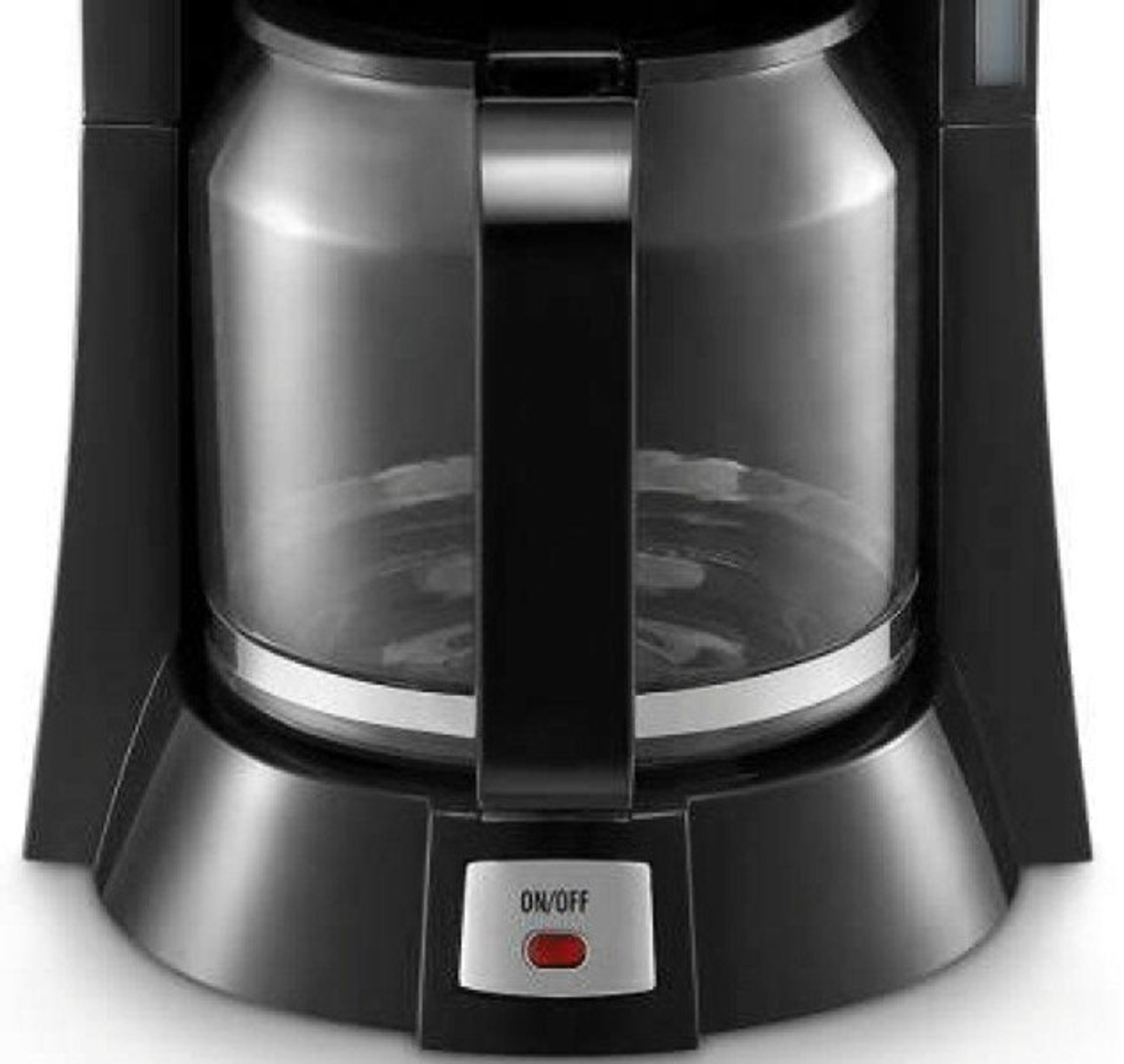 Schwarz-silberne Kaffeemaschine mit Glaskaraffe. Ein/Aus-Taste sichtbar.
