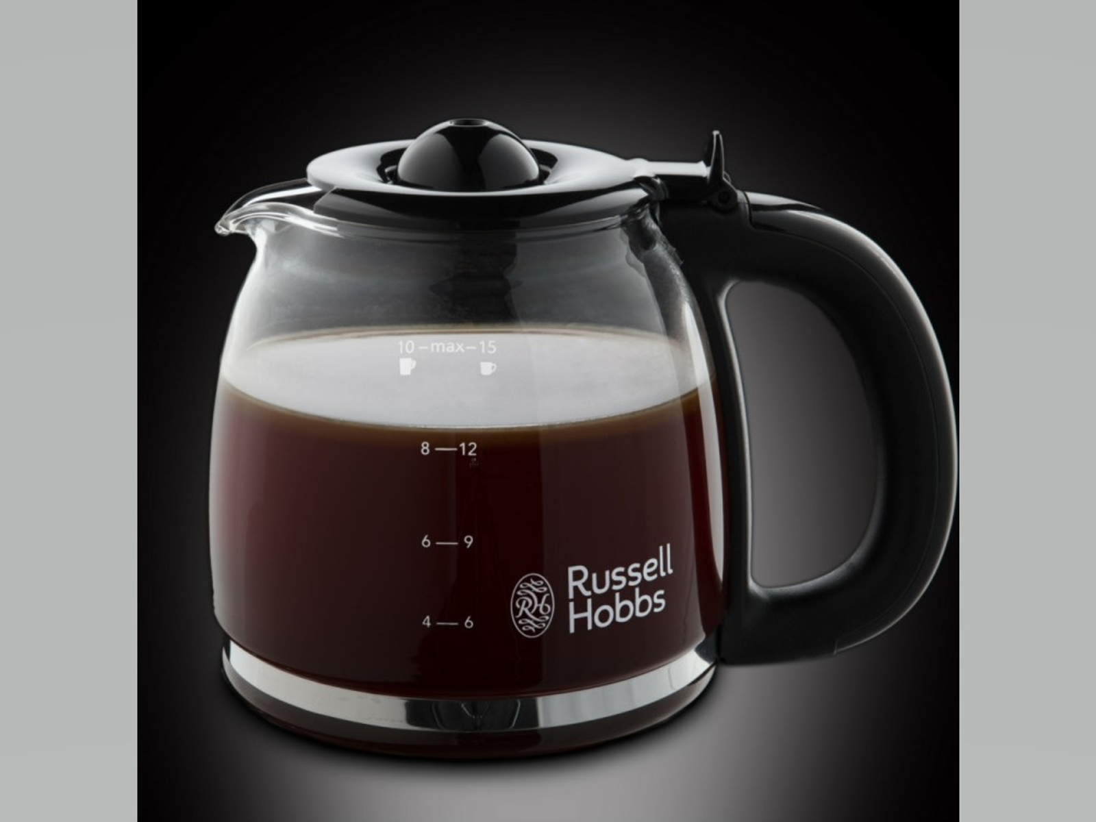 Szklany dzbanek do kawy wypełniony brązowym płynem, z czarnym uchwytem i pokrywką, na czarnym tle. Widoczne logo Russell Hobbs.
