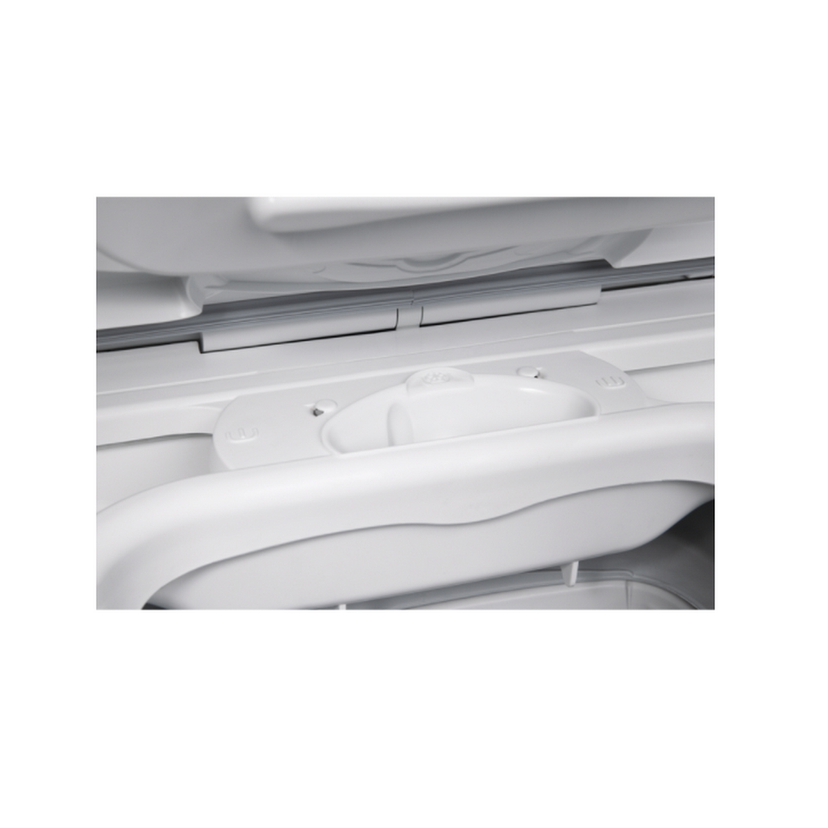 Zbliżenie szczegółów wnętrza białej lodówki: uchwyt i przegródki. Białe tło.