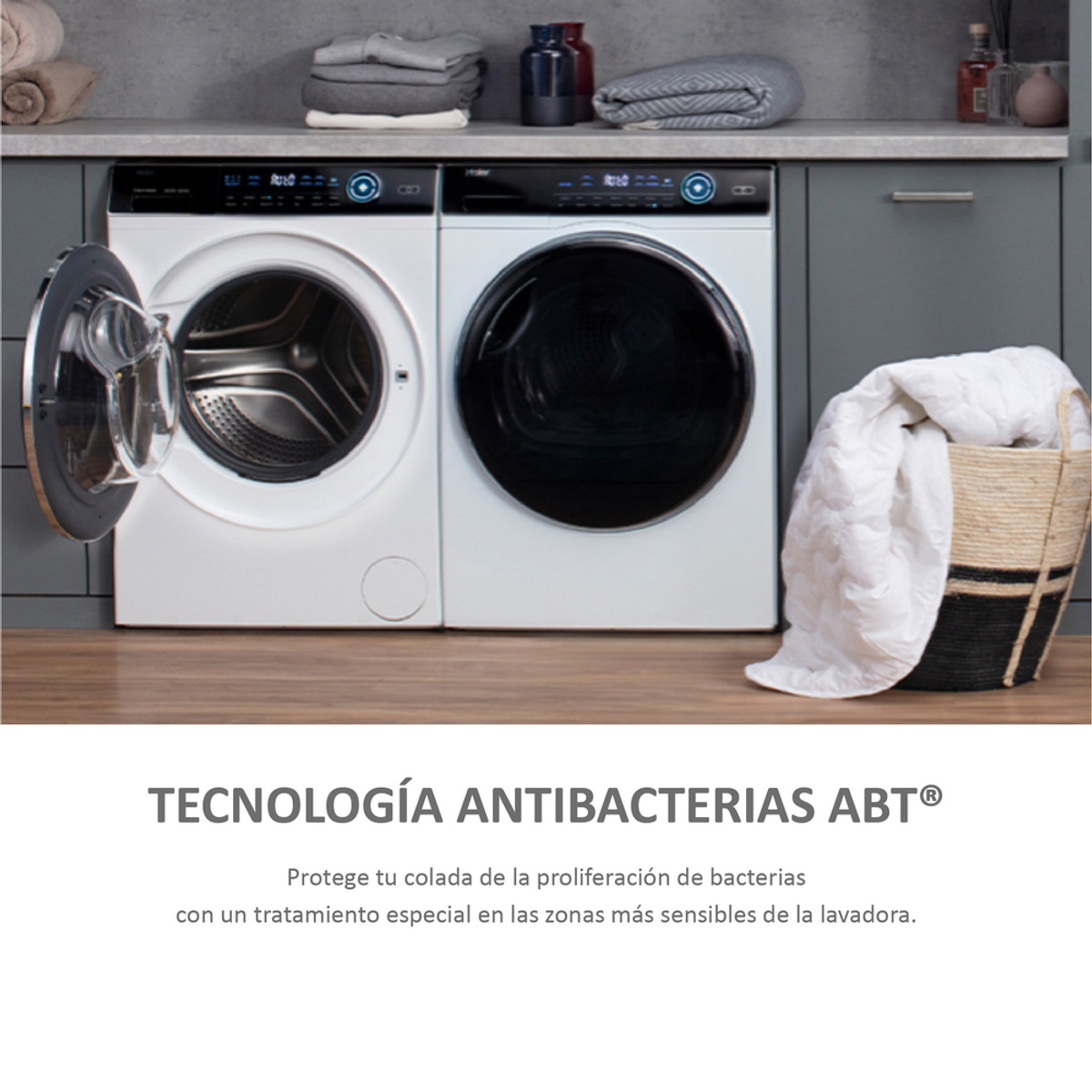 Lavadoras blancas con puerta abierta y cesta con manta blanca. Fondo gris.