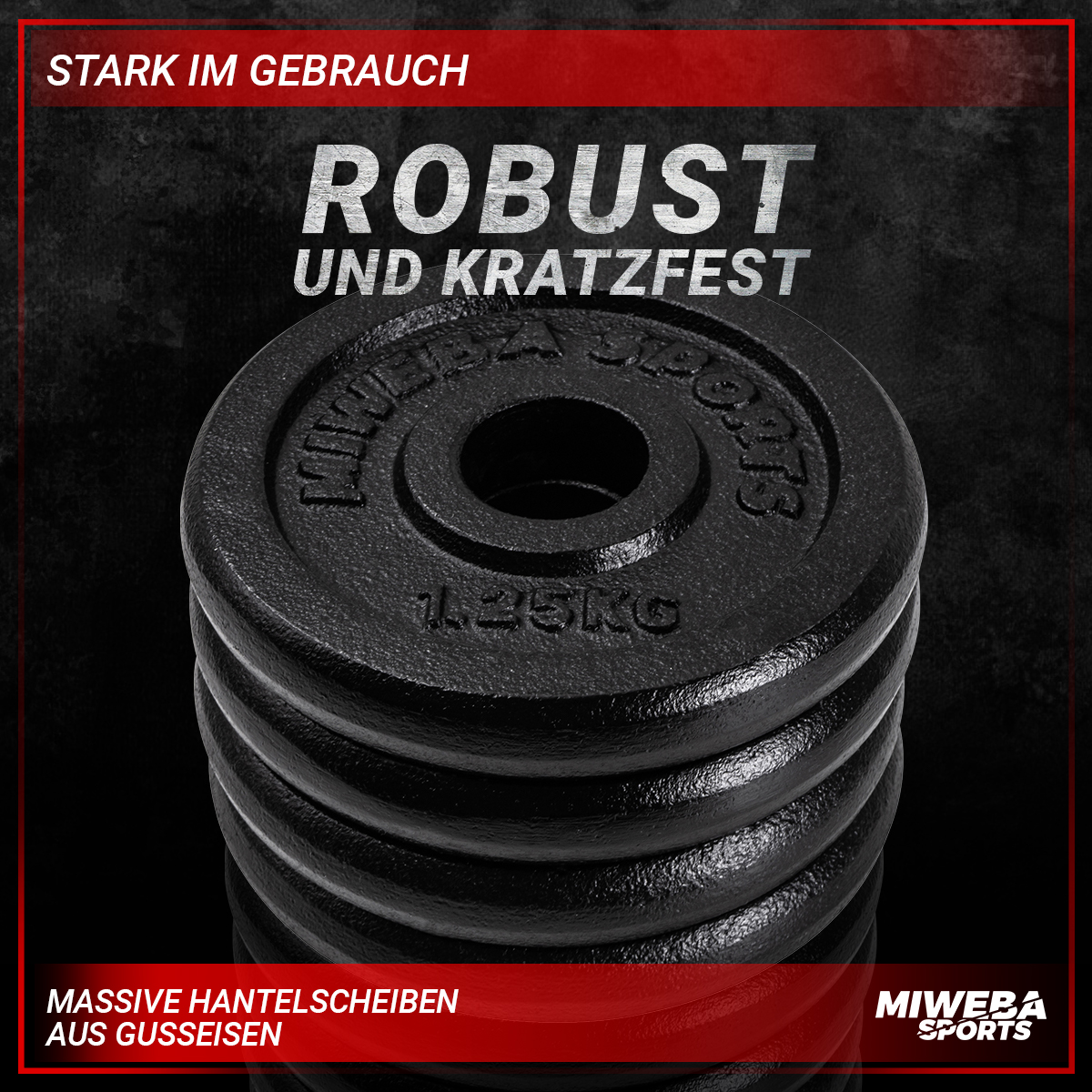 Stapel schwarzer Gewichtsplatten mit Text. Text enthält "Robust" und "MIWEBA SPORTS". Schwarzer Hintergrund.