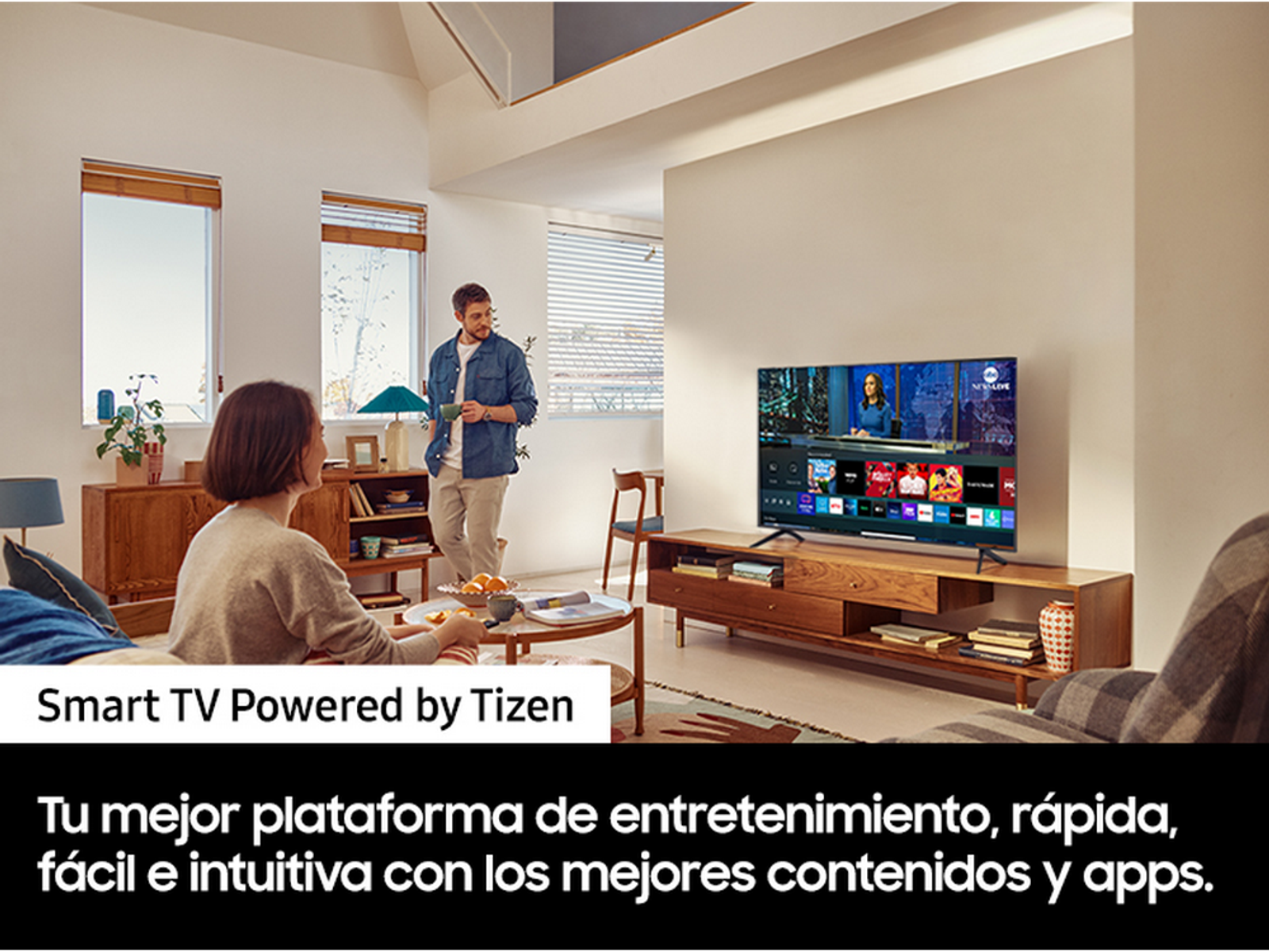 Salon z telewizorem Smart TV wyświetlającym rozrywkę, parą i drewnianymi meblami.