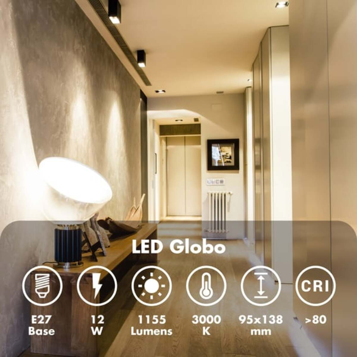 Un pasillo brillante iluminado por luces de techo y pared.
