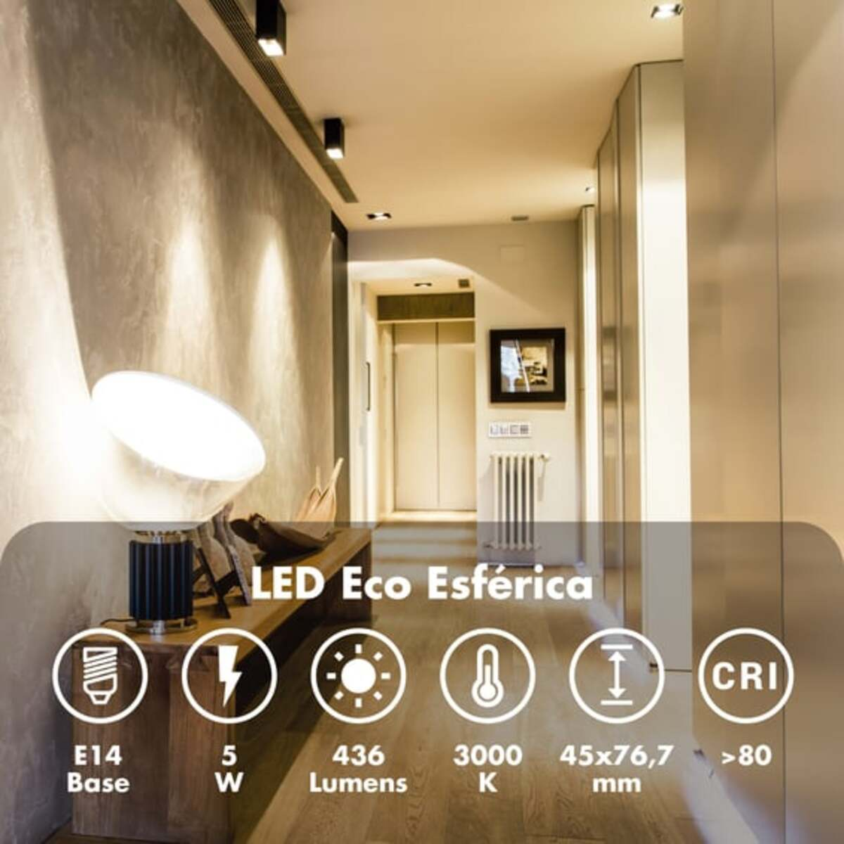 Un pasillo con artefactos de iluminación, un banco y una lámpara de mesa con texto.