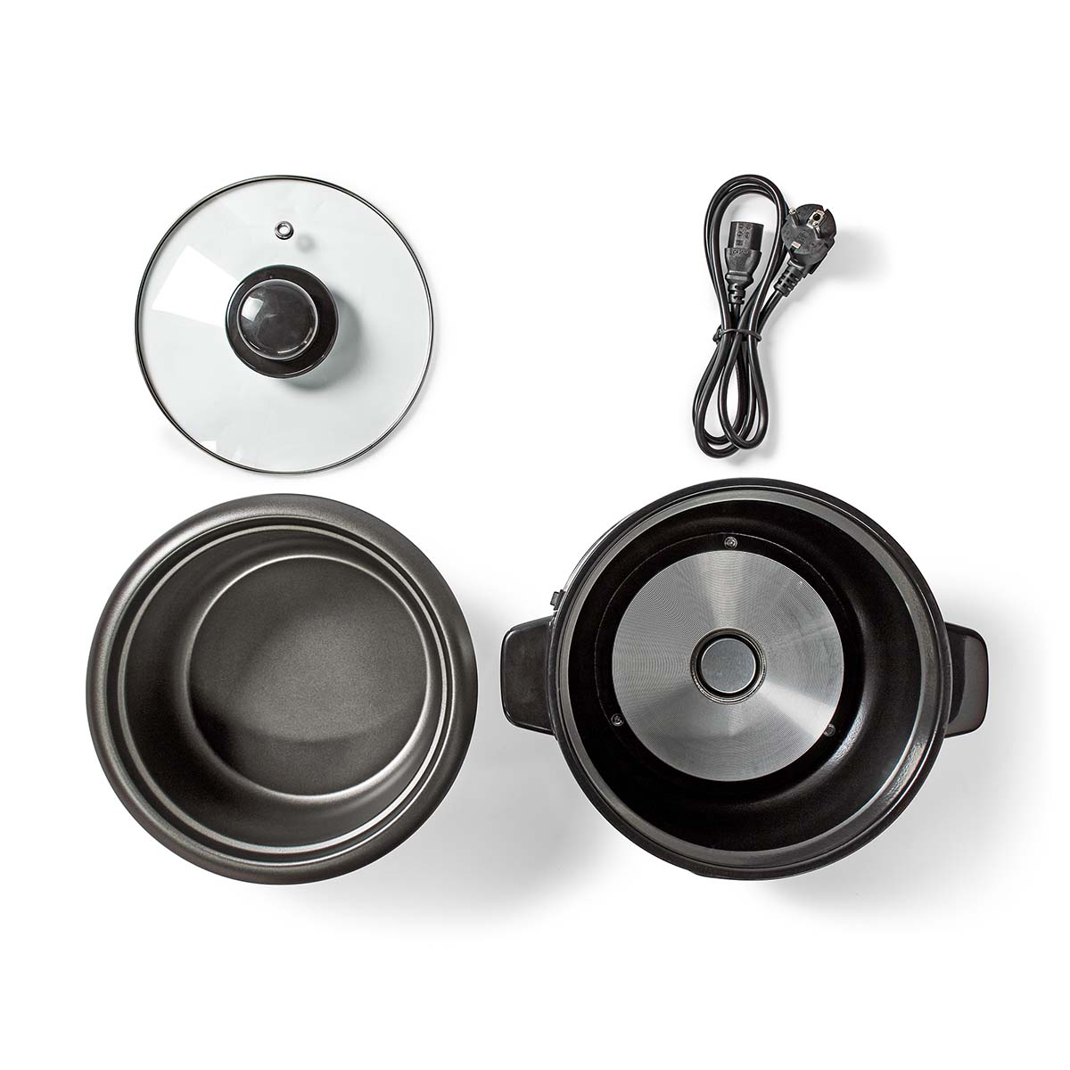 Elementy urządzenia do gotowania ryżu. Obejmuje garnek, pokrywę i przewód zasilający na białej powierzchni.