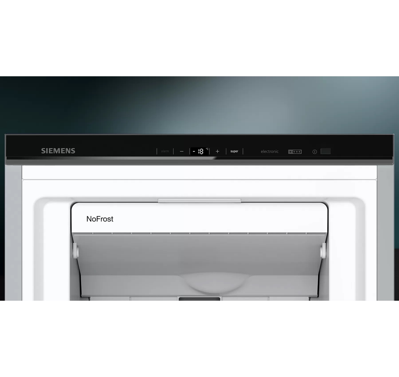 Zbliżenie na górną część białej lodówki Siemens z wyświetlaczem temperatury.