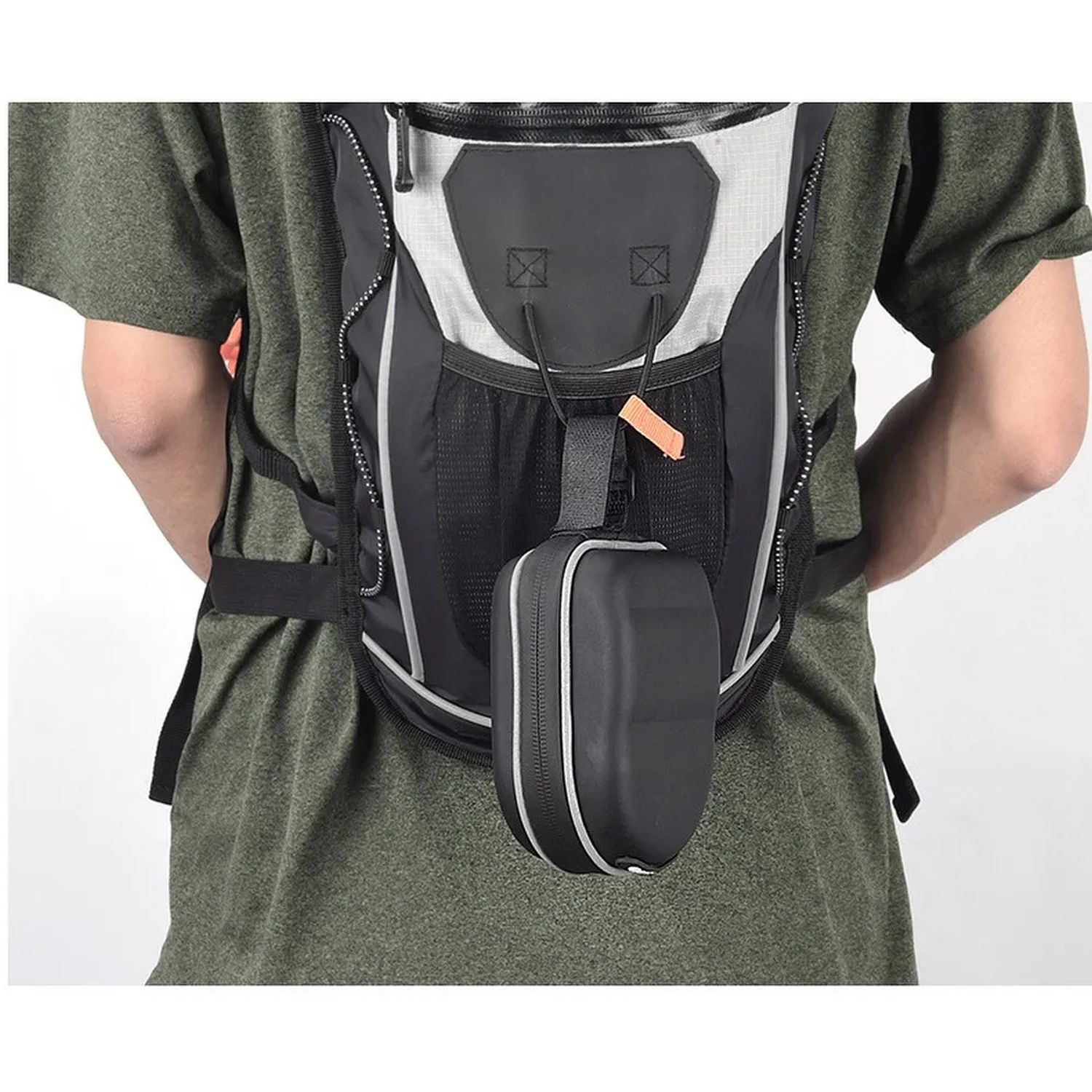 Mann mit grünem Hemd, schwarzem Rucksack und schwarzem Beutel, der daran hängt.