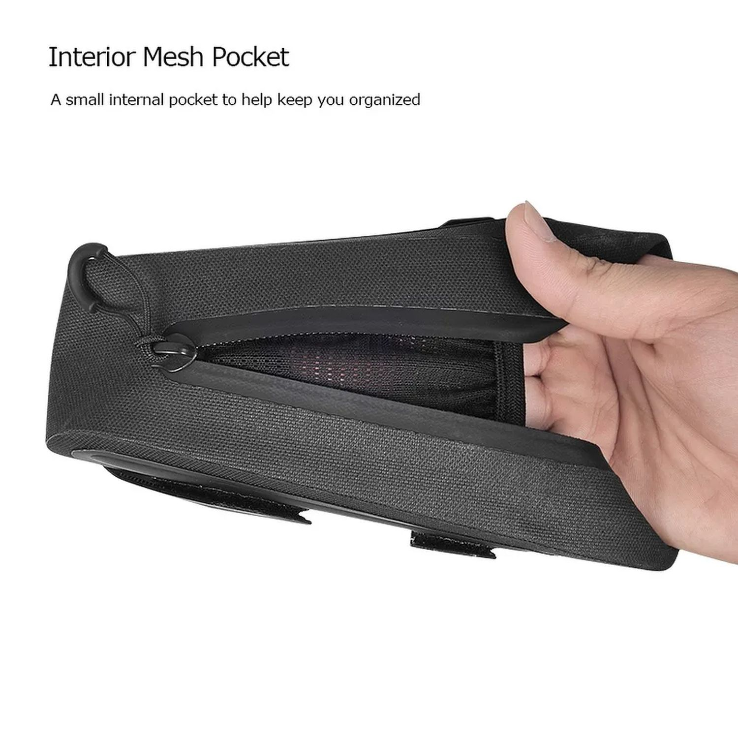 Eine Hand hält eine schwarze Hülle mit Netztasche, mit Text über die Funktion der Tasche.