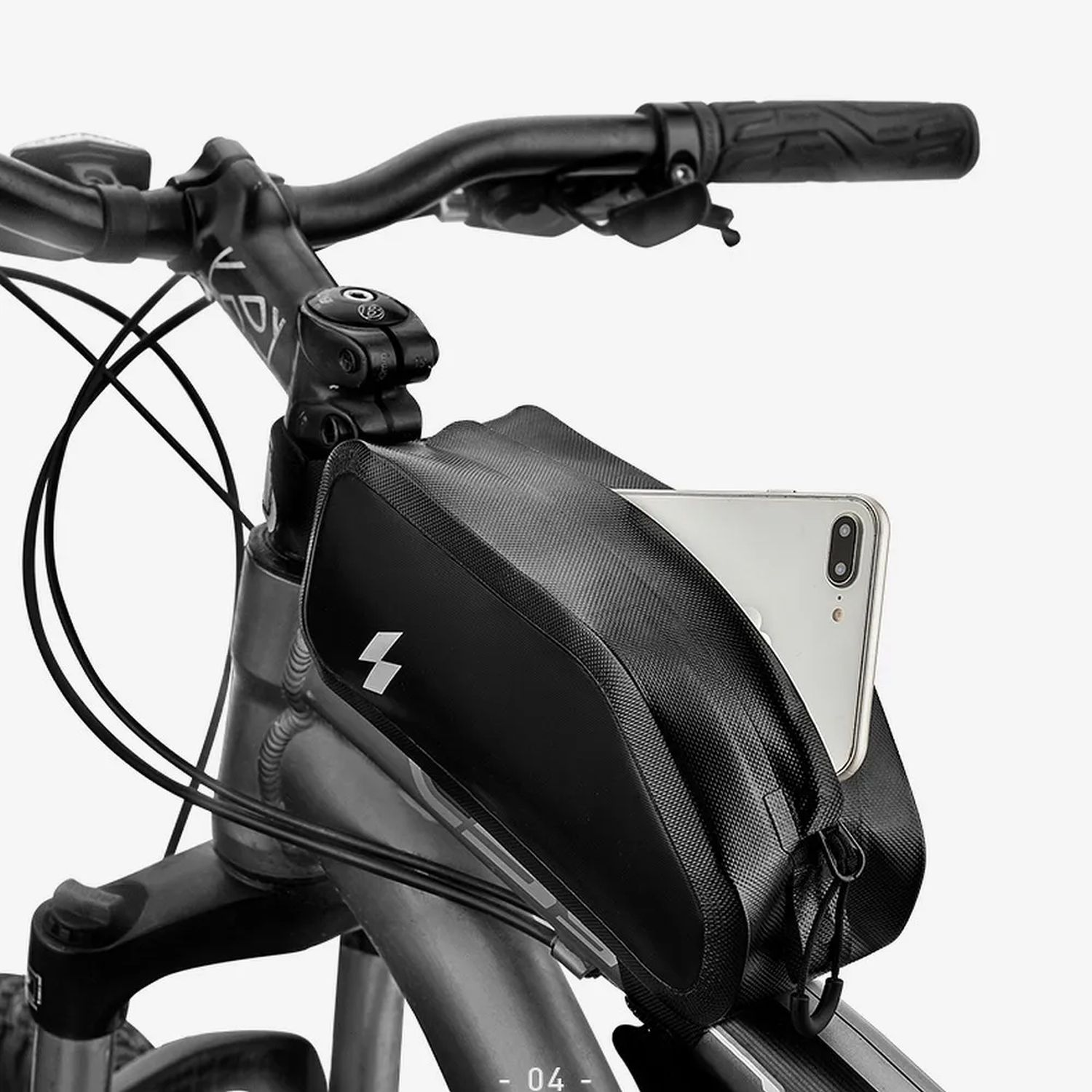 Ein schwarzes Fahrrad mit einer Tasche am Lenker und einem Telefon in der Tasche.