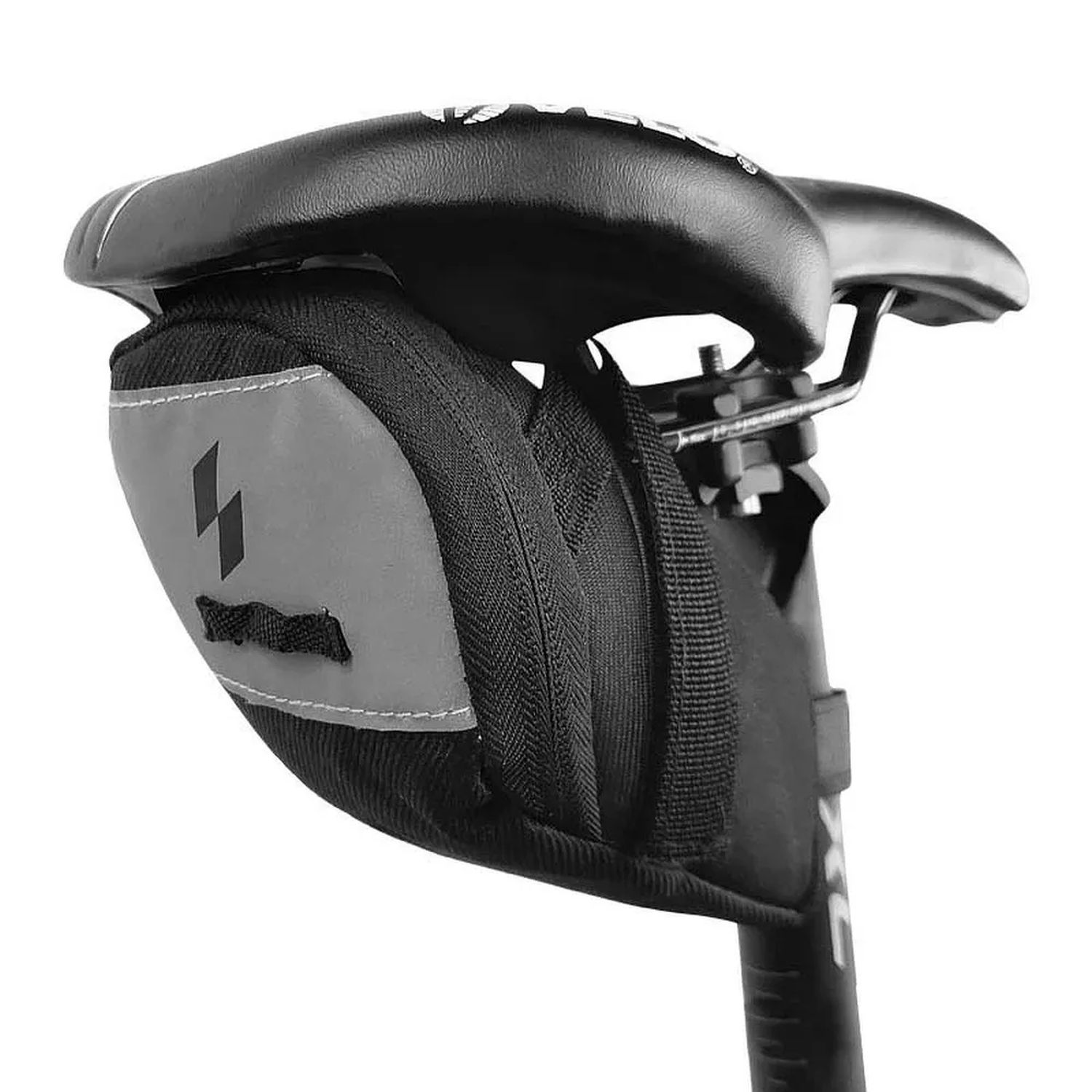 Ein schwarzer Fahrradsattel mit einer kleinen schwarzen Tasche darunter, auf weißem Hintergrund.