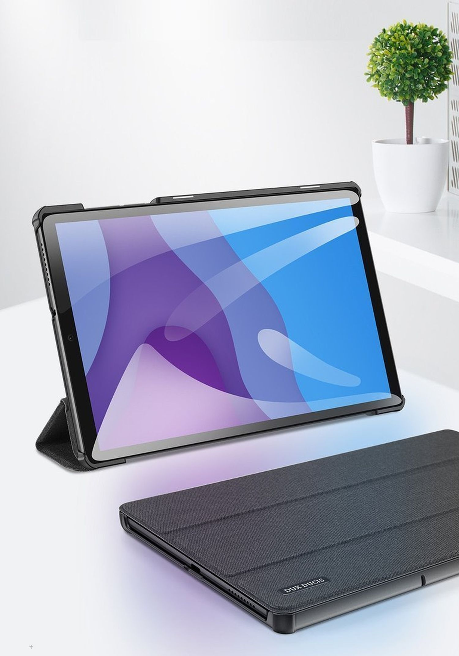 Tablet in schwarzem Case, mit blau-weißem Bildschirm, auf weißer Oberfläche, ein zweites Case darunter.