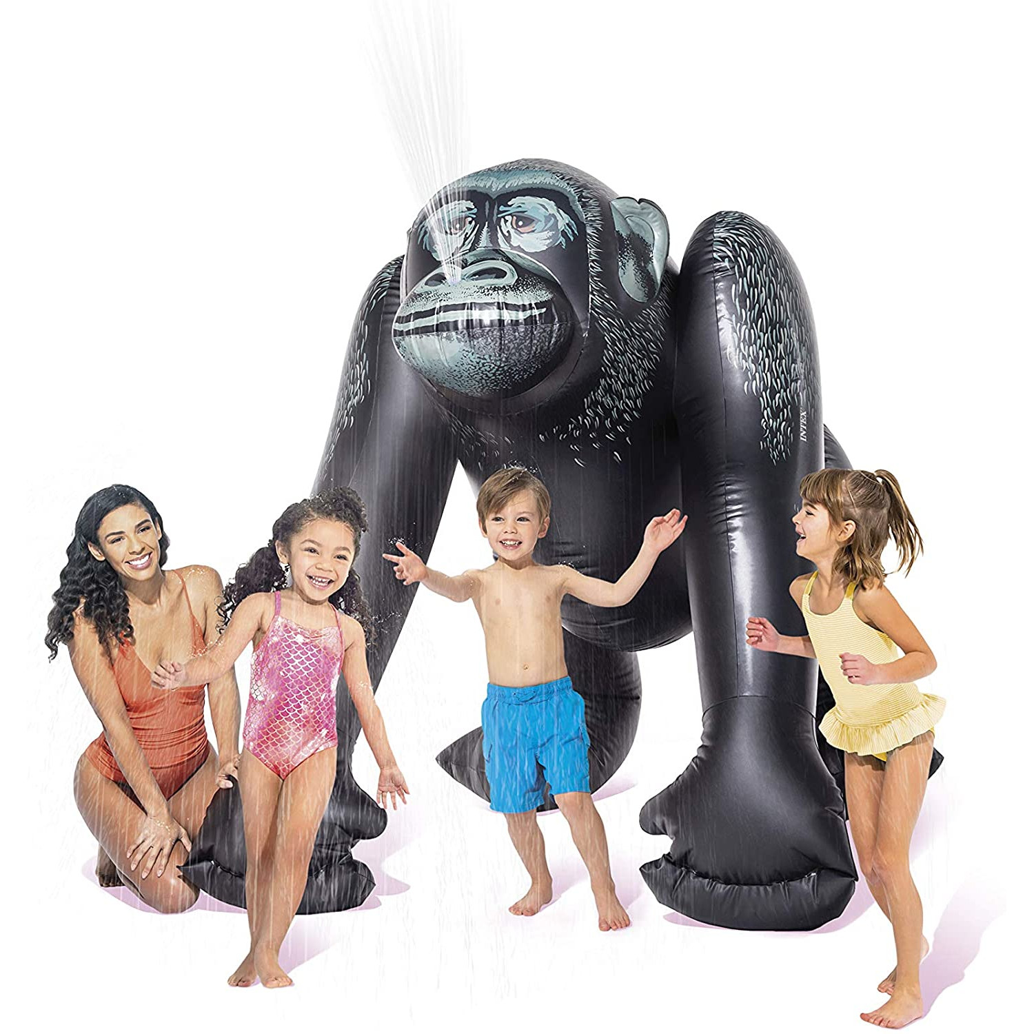 Vier Personen, darunter drei Kinder, spielen mit einer gorillaförmigen Wasserspritze auf einer weißen Fläche.