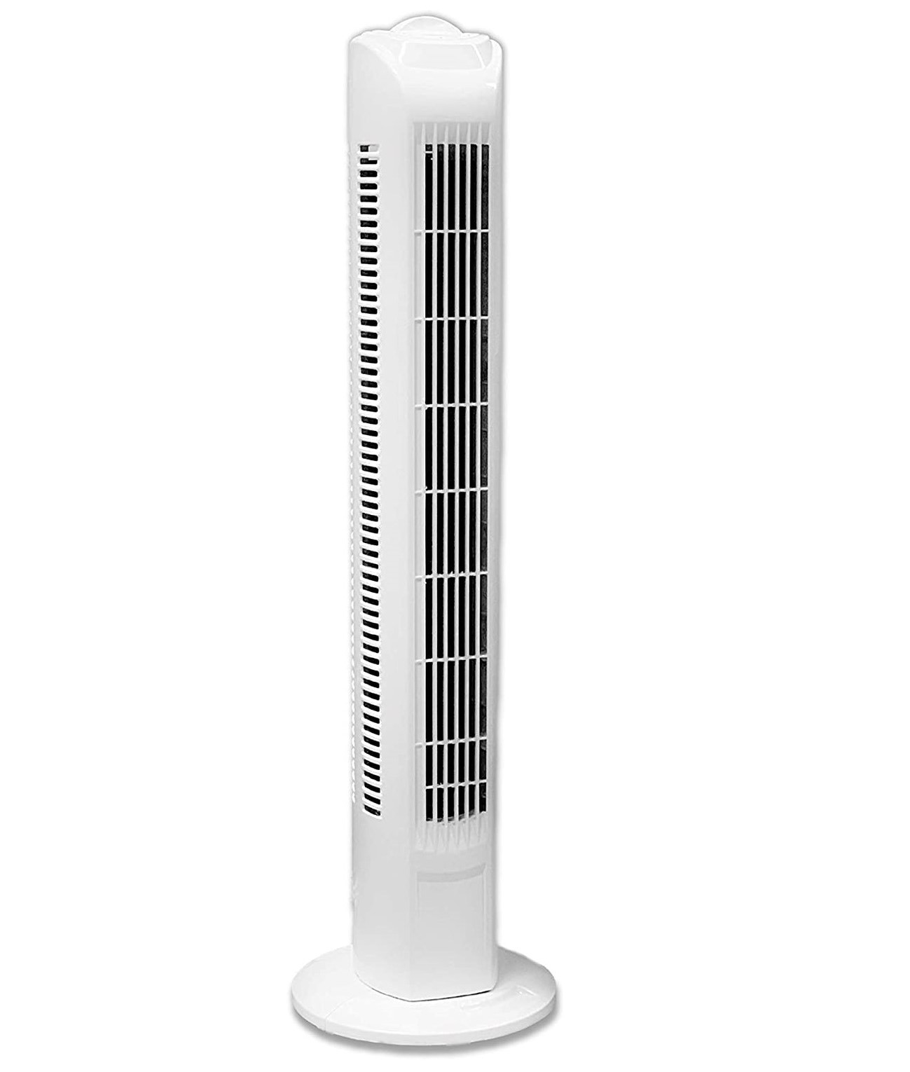 Ein hoher weißer Turmventilator, isoliert auf weißem Hintergrund, mit vertikalen schwarzen Schlitzen auf der Vorderseite.
