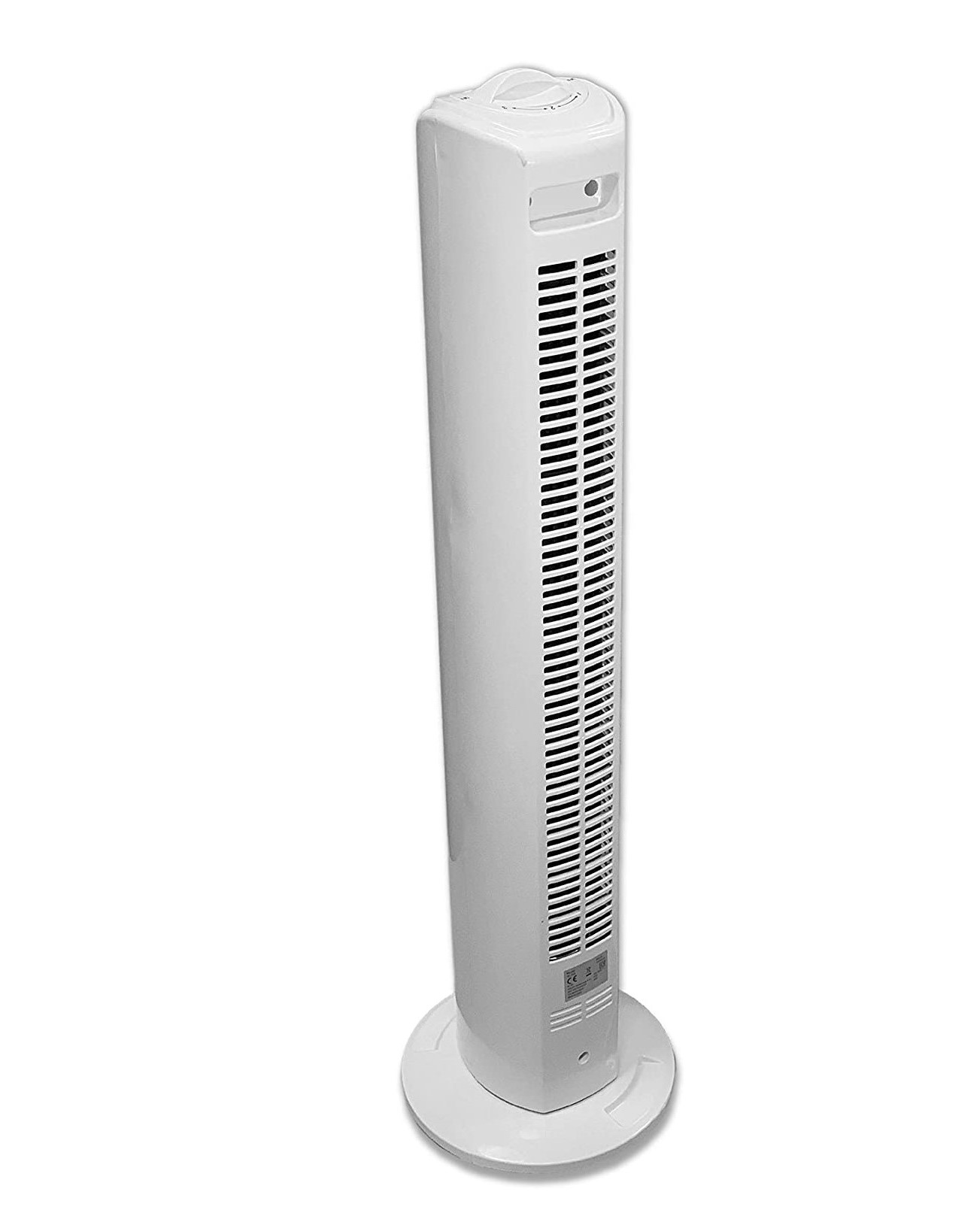 Weißer Turmventilator, isoliert auf weißer Oberfläche. Hoch, mit vertikalen Schlitzen und rundem Sockel.