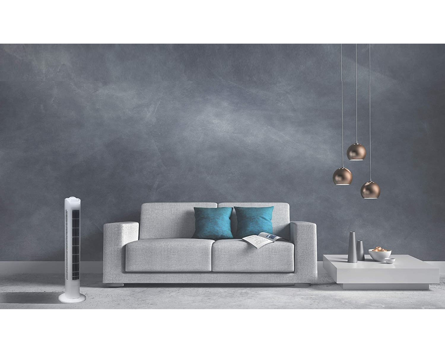 Eine moderne Wohnzimmerszene mit weißem Sofa, Ventilator und Hängelampen darüber.