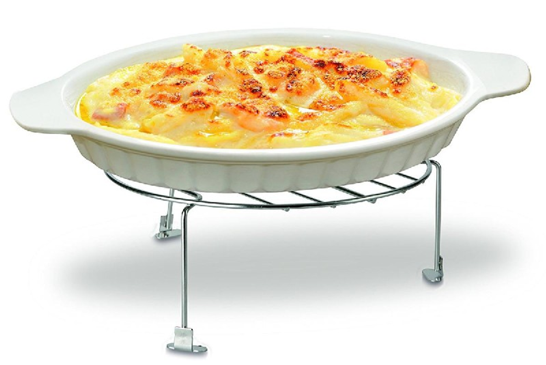 Una fuente para hornear con comida en un soporte de metal. La comida tiene una corteza dorada.